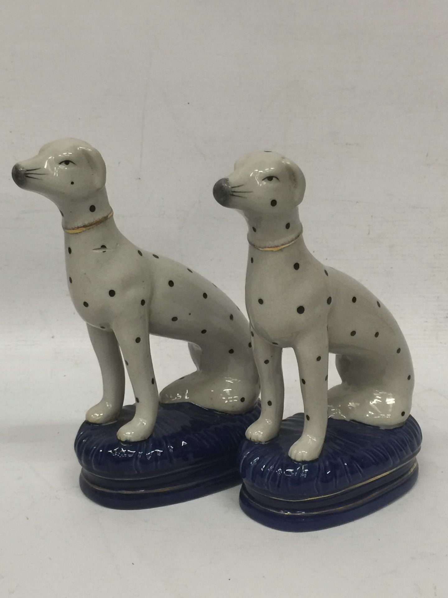 A PAIR OF STAFFORDSHIRE DALMATION ANIMAL FIGURES - Image 2 of 3