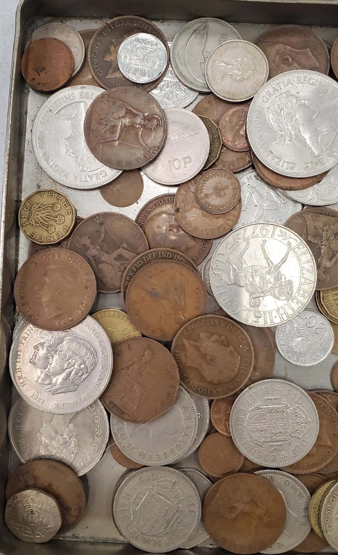 A COLLECTION OF PRE-DECIMAL COINS TO INCLUDE COMMEMORATIVE CROWNS, THREEPENNY BITS, PENNIES, ETC - Image 5 of 5