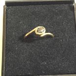 A 9CT GOLD RING WITH A BLUE STONE, WEIGHT 2G, SIZE J