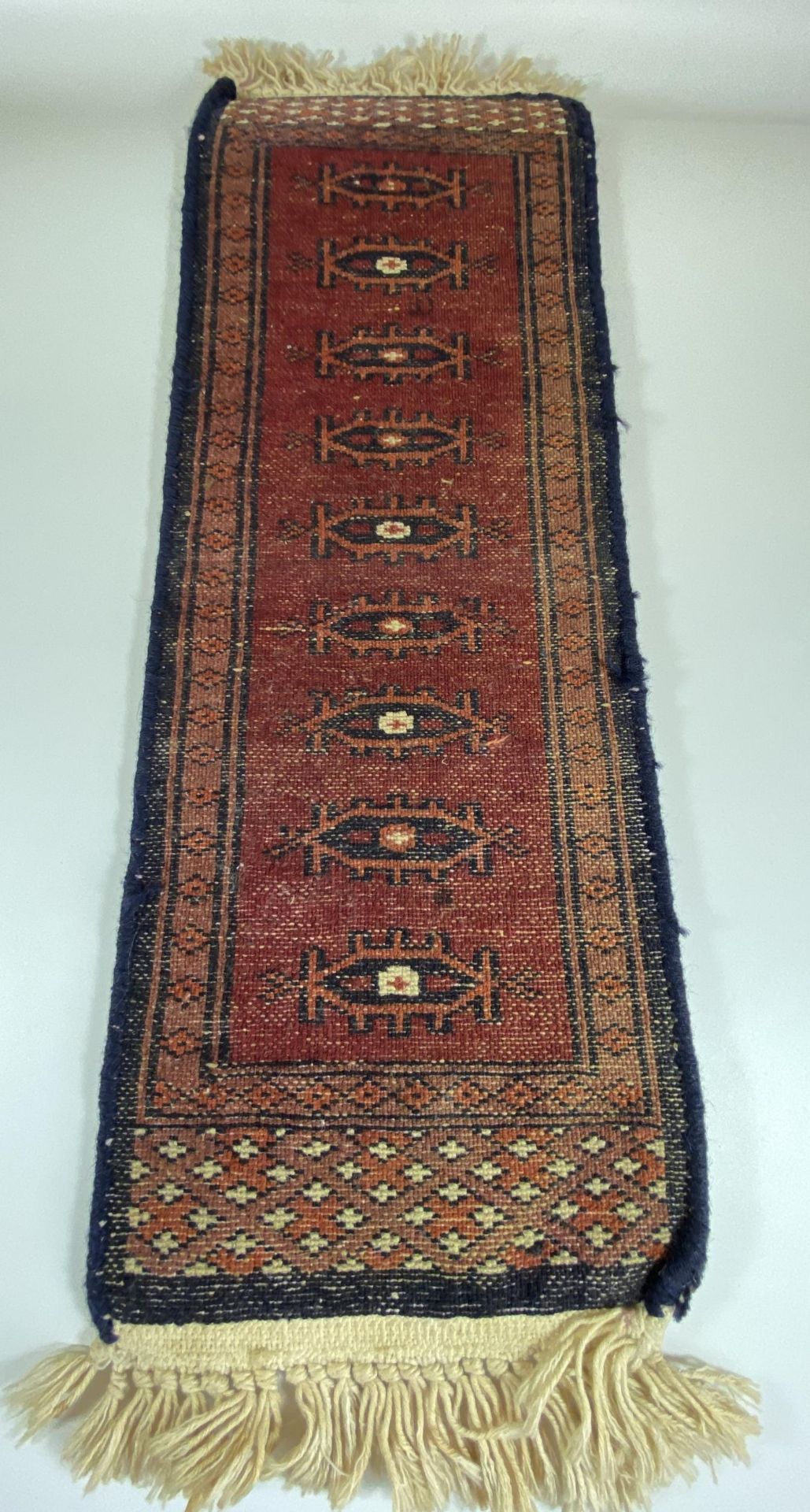 A VINTAGE MIDDLE EASTERN PERSIAN RED SAMPLE RUNNER, LENGTH 63CM - Image 5 of 7