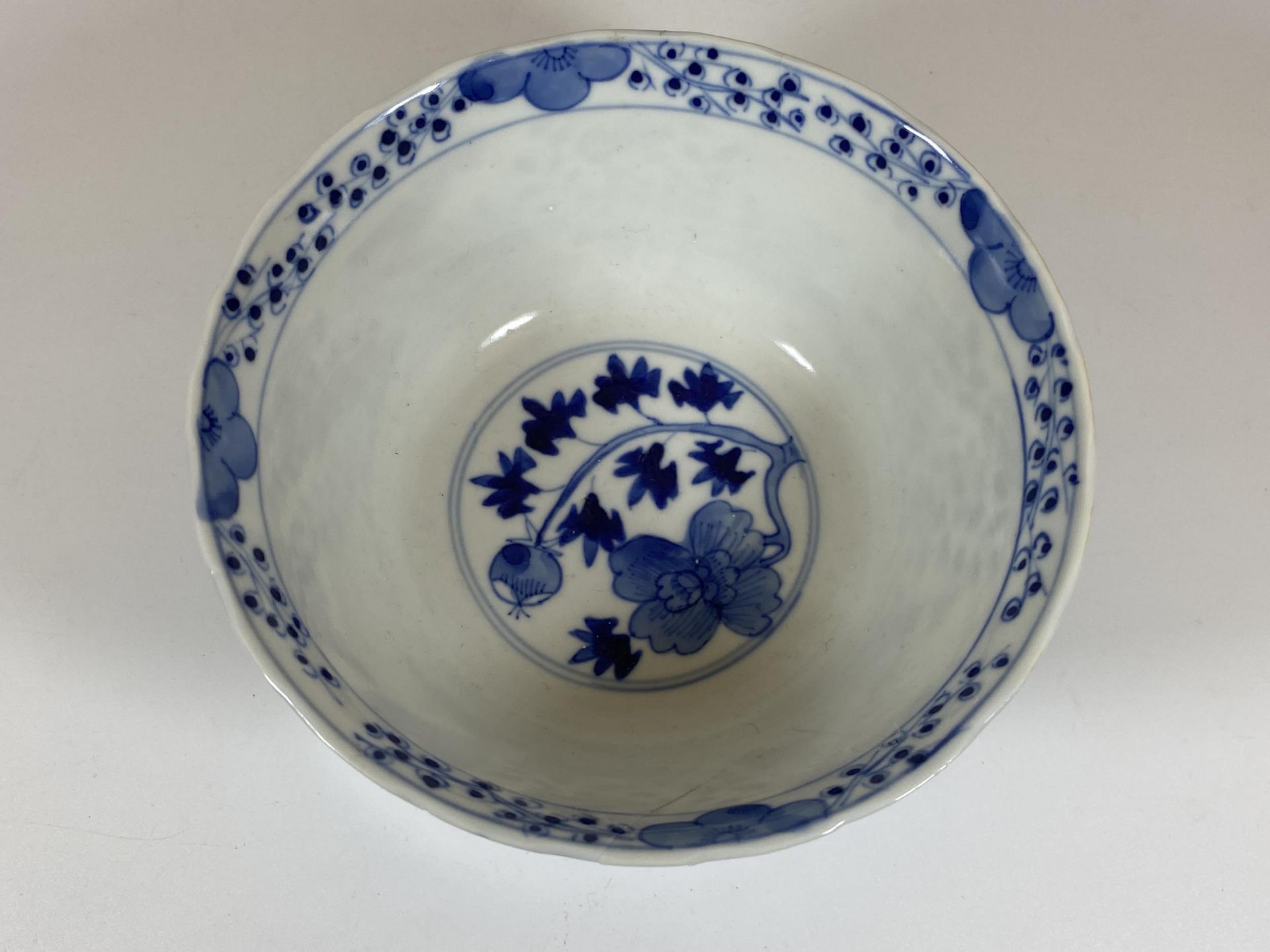 AN 18TH CENTURY CHINESE BLUE AND WHITE PORCELAIN BOWL, FOUR CHARACTER DOUBLE RING MARK TO BASE, - Image 3 of 7