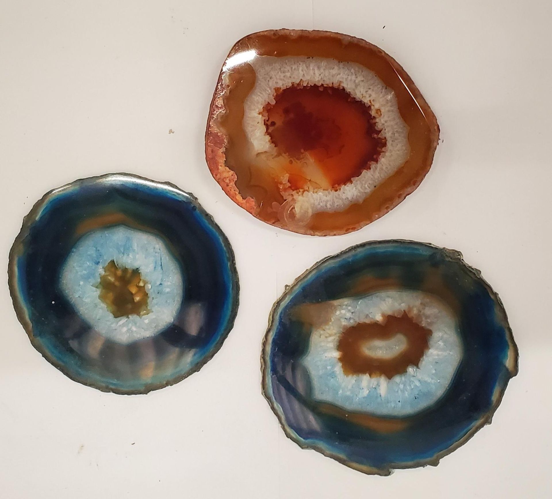 A QUANTITY OF AGATE AND CRYSTAL SLABS TO INCLUDE A PIPLE - Image 3 of 4