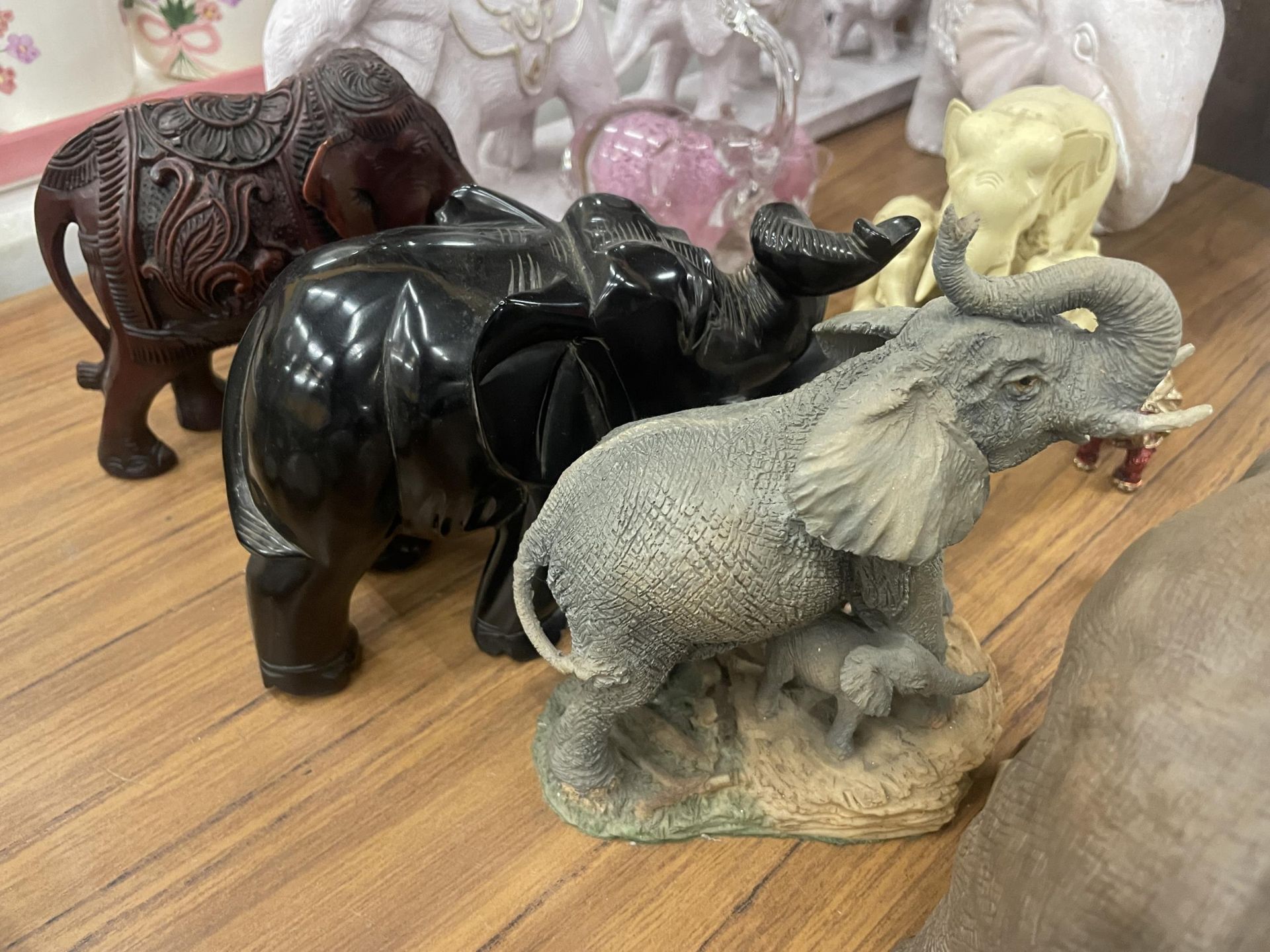 A COLLECTION OF ELEPHANT ANIMAL FIGURES, CERAMIC AND GLASS EXAMPLES ETC - Image 4 of 4