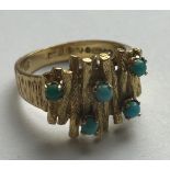 A 9CT YELLOW GOLD AND TURQUOISE STONE RING WITH BARK DESIGN SIZE L, WEIGHT 6.01 GRAMS