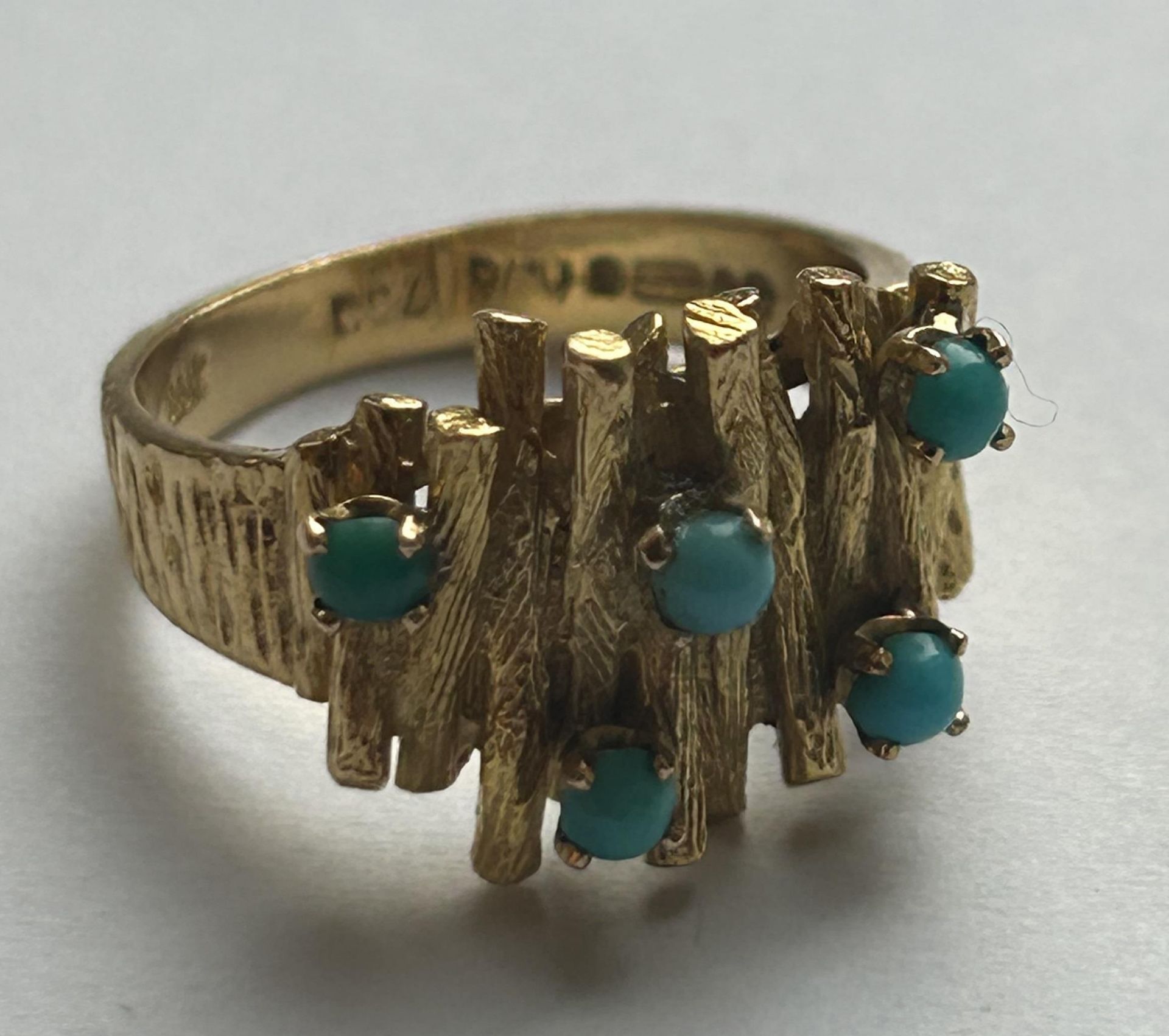 A 9CT YELLOW GOLD AND TURQUOISE STONE RING WITH BARK DESIGN SIZE L, WEIGHT 6.01 GRAMS