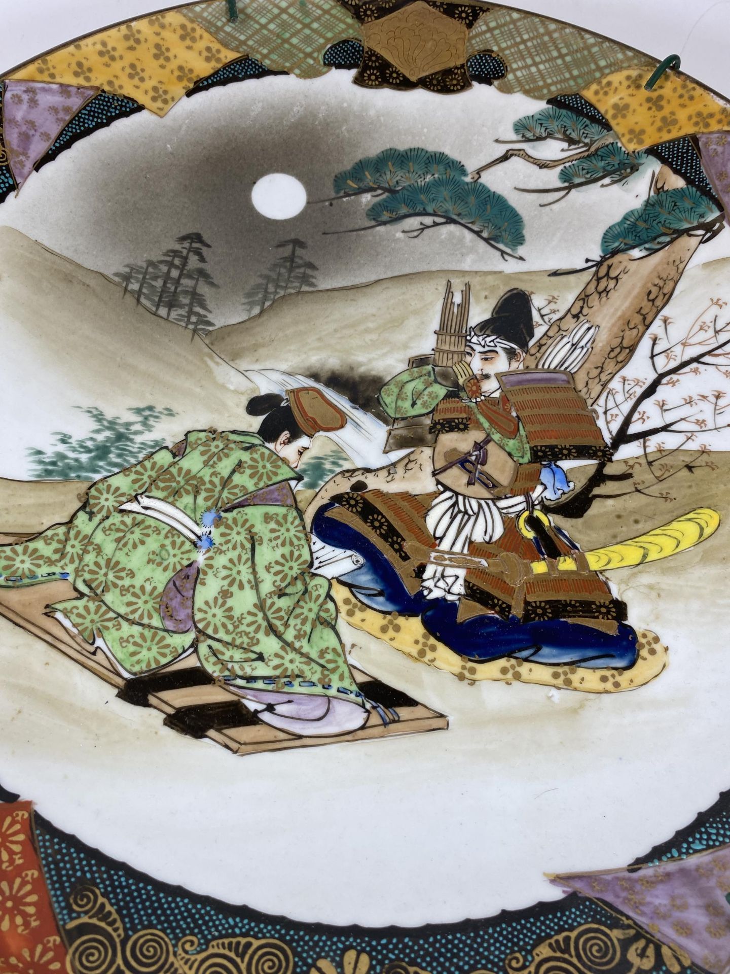 A LARGE JAPANESE MEIJI PERIOD (1868-1912) CHARGER DEPICTING A SAMURAI IN THE MOONLIGHT, DIAMETER - Image 2 of 5