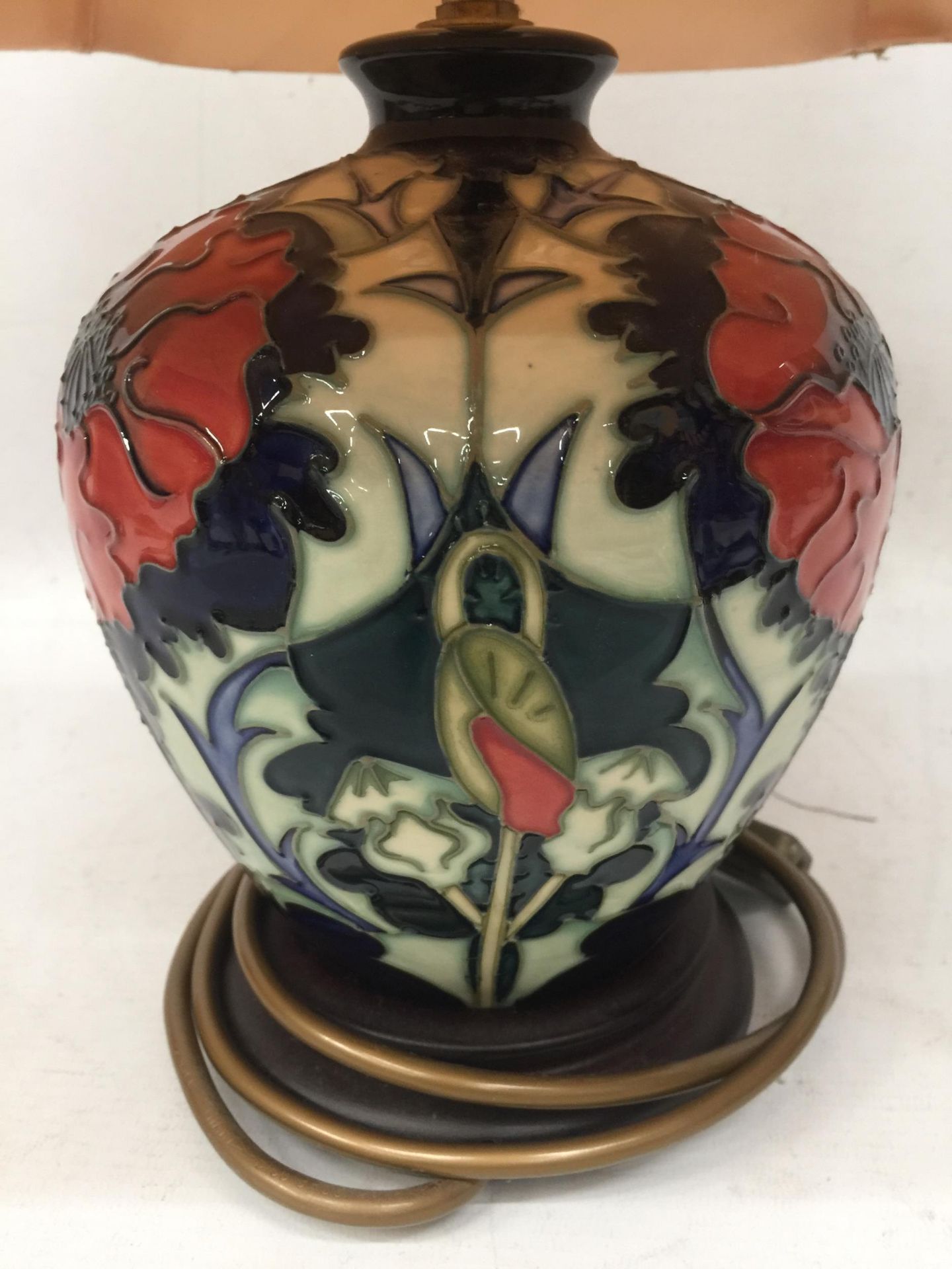 A MOORCROFT POPPY PATTERN TABLE LAMP WITH SILK SHADE - Image 2 of 4