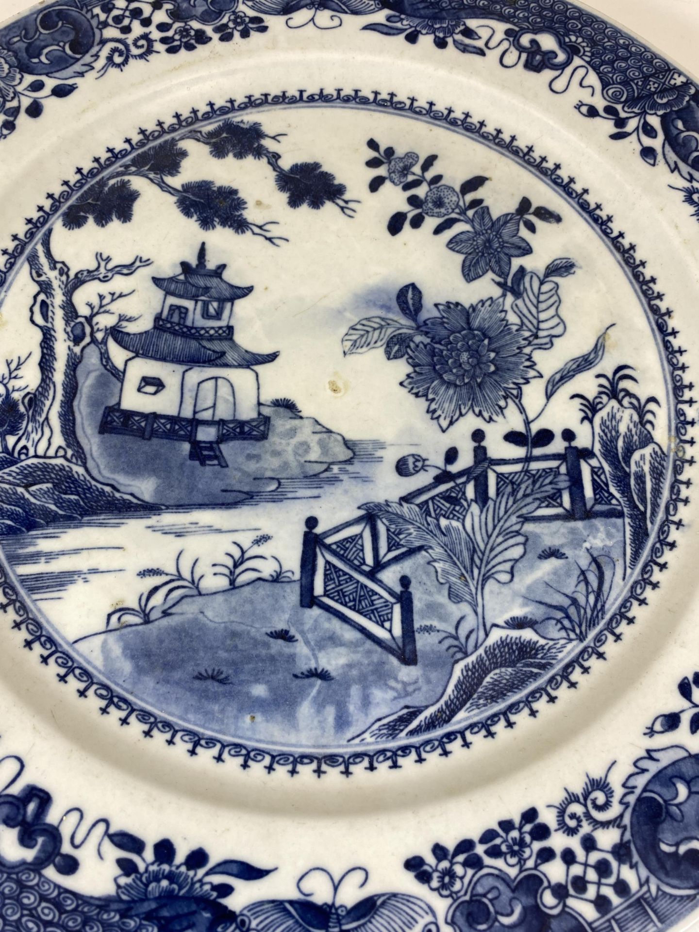 A LARGE CHINESE EARTHENWARE POTTERY BLUE AND WHITE CHARGER WITH PAGODA LANDSCAPE DESIGN, DIAMETER - Bild 2 aus 6