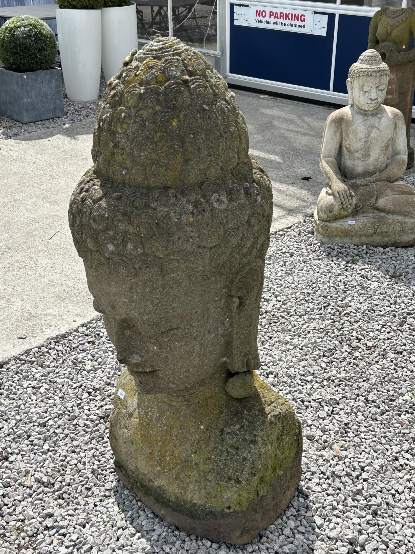 A LARGE RECONSTITUTED STONE BUDDHIST DIETY FIGURE - HEIGHT 150 CM, DEPTH 50 CM (SLIGHT A/F TO EAR - Bild 6 aus 6