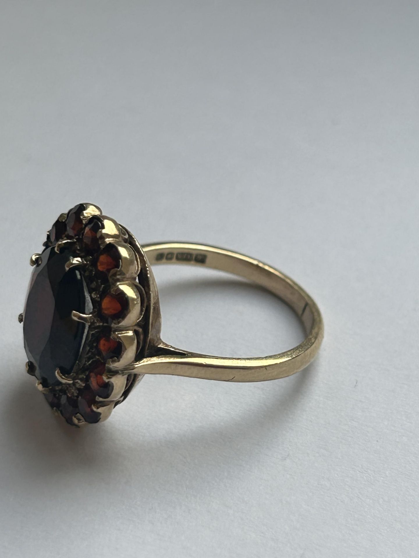 A 9CT YELLOW GOLD AND GARNET RING IN A FLOWER DESIGN SIZE P, WEIGHT 5.46 GRAMS - Image 2 of 4