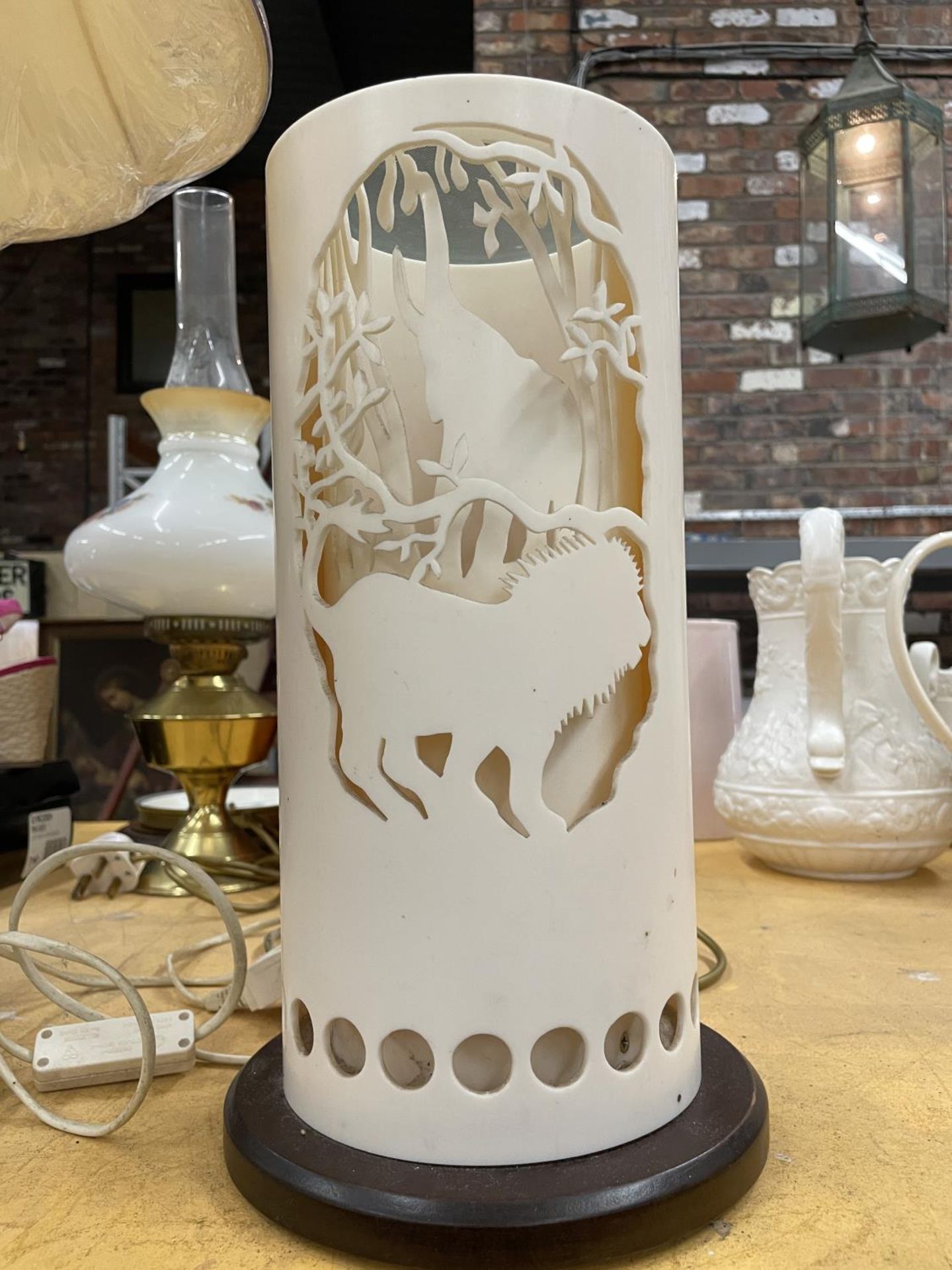 A TABLE LAMP WITH 3D ANIMAL EFFECT