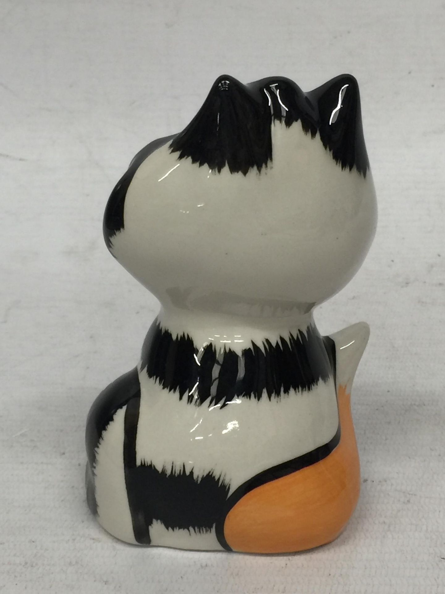 A LORNA BAILEY 'DELICIOUS' CAT FIGURE - Image 3 of 4