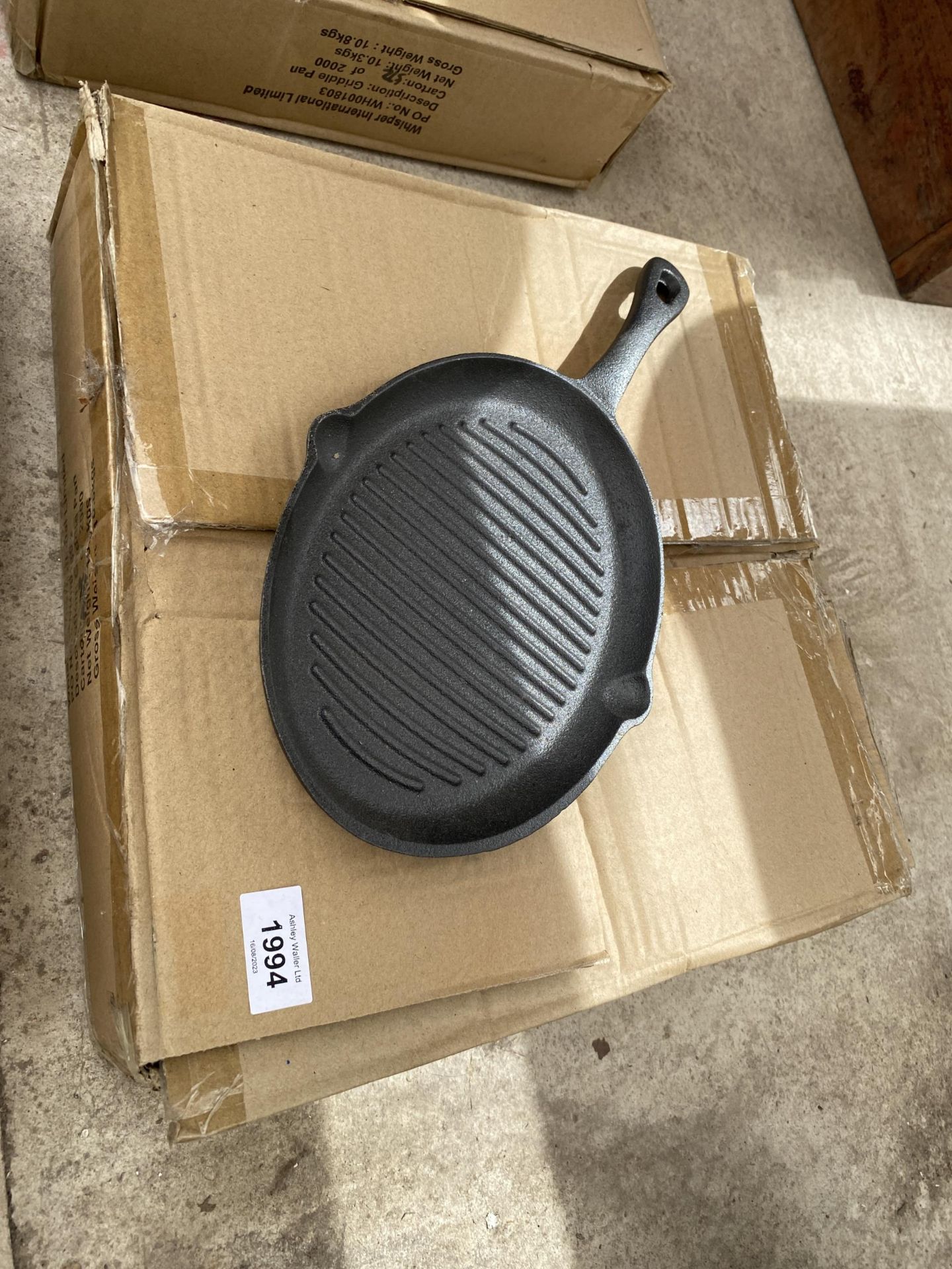 APPROXIMATELY 10 CAST IRON SKILLET PANS