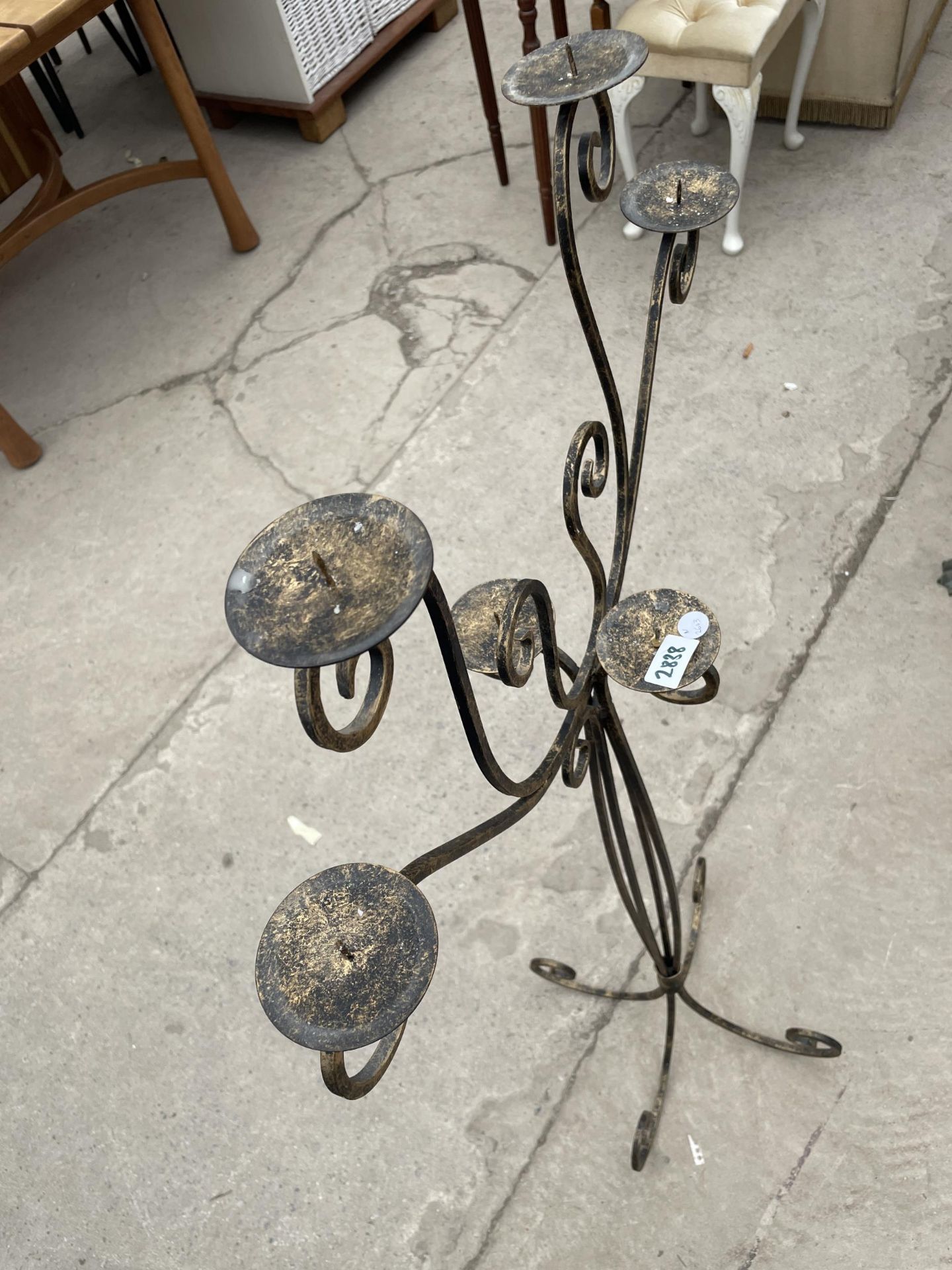 A MODERN METALWARE SIX DIVISION CANDLE STAND - Image 2 of 2