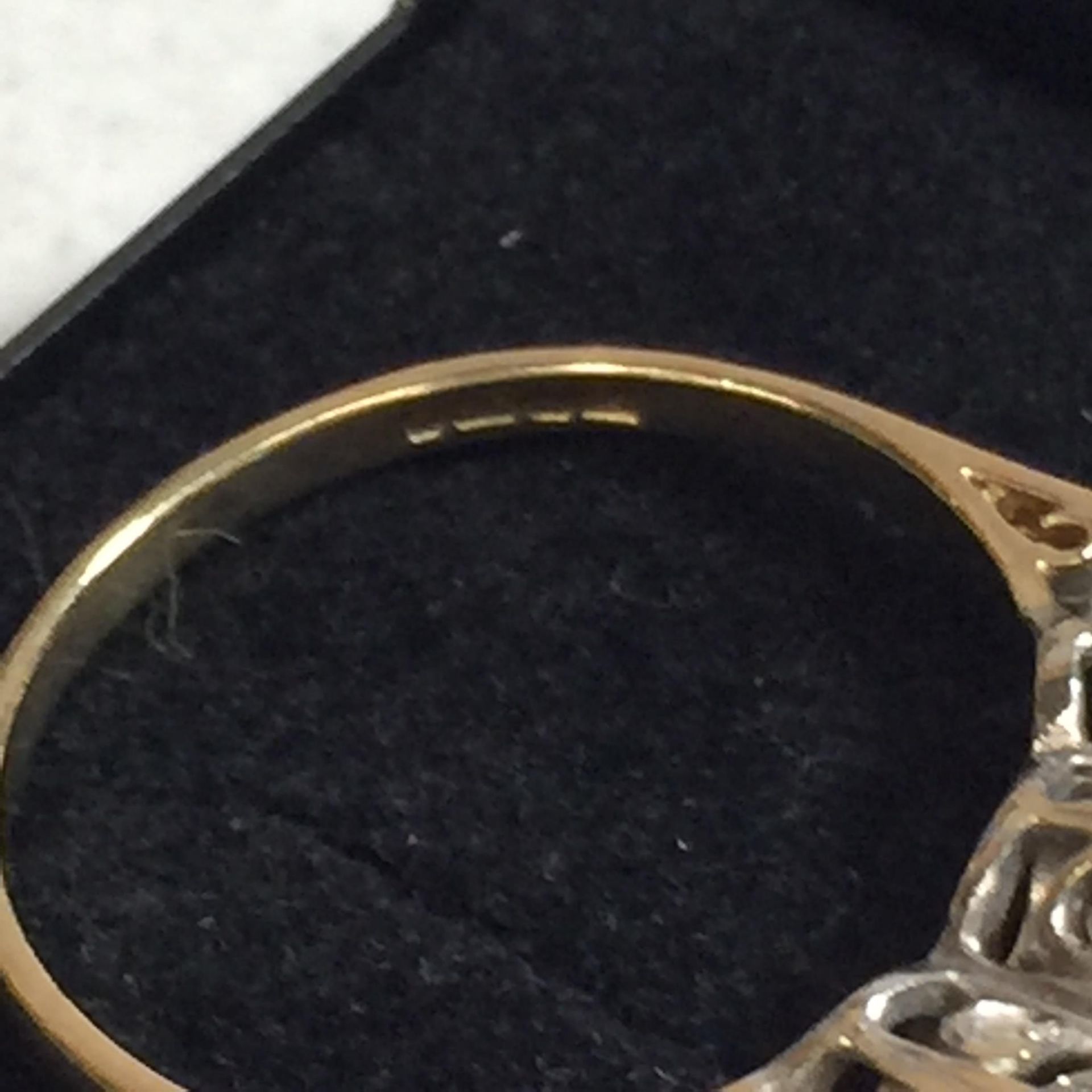A 9CT GOLD RING WITH 3 CZ STONES,WEIGHT 2.4G, SIZE N - Image 3 of 3