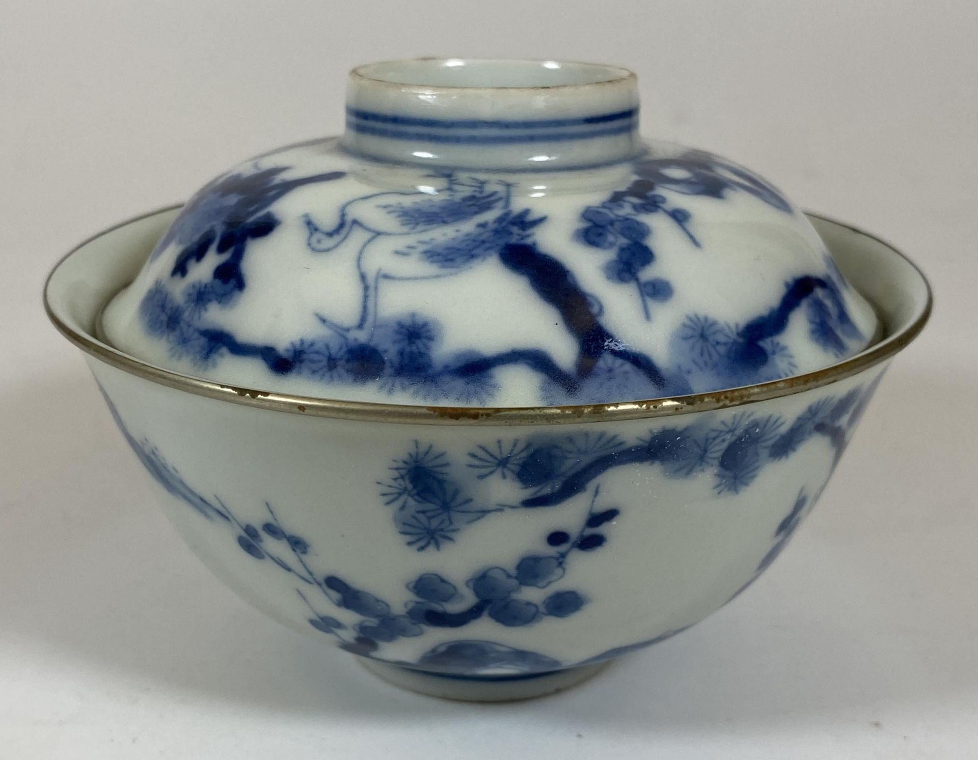 A CHINESE BLUE AND WHITE PORCELAIN TEA BOWL WITH SAUCER LID, HEIGHT 9CM