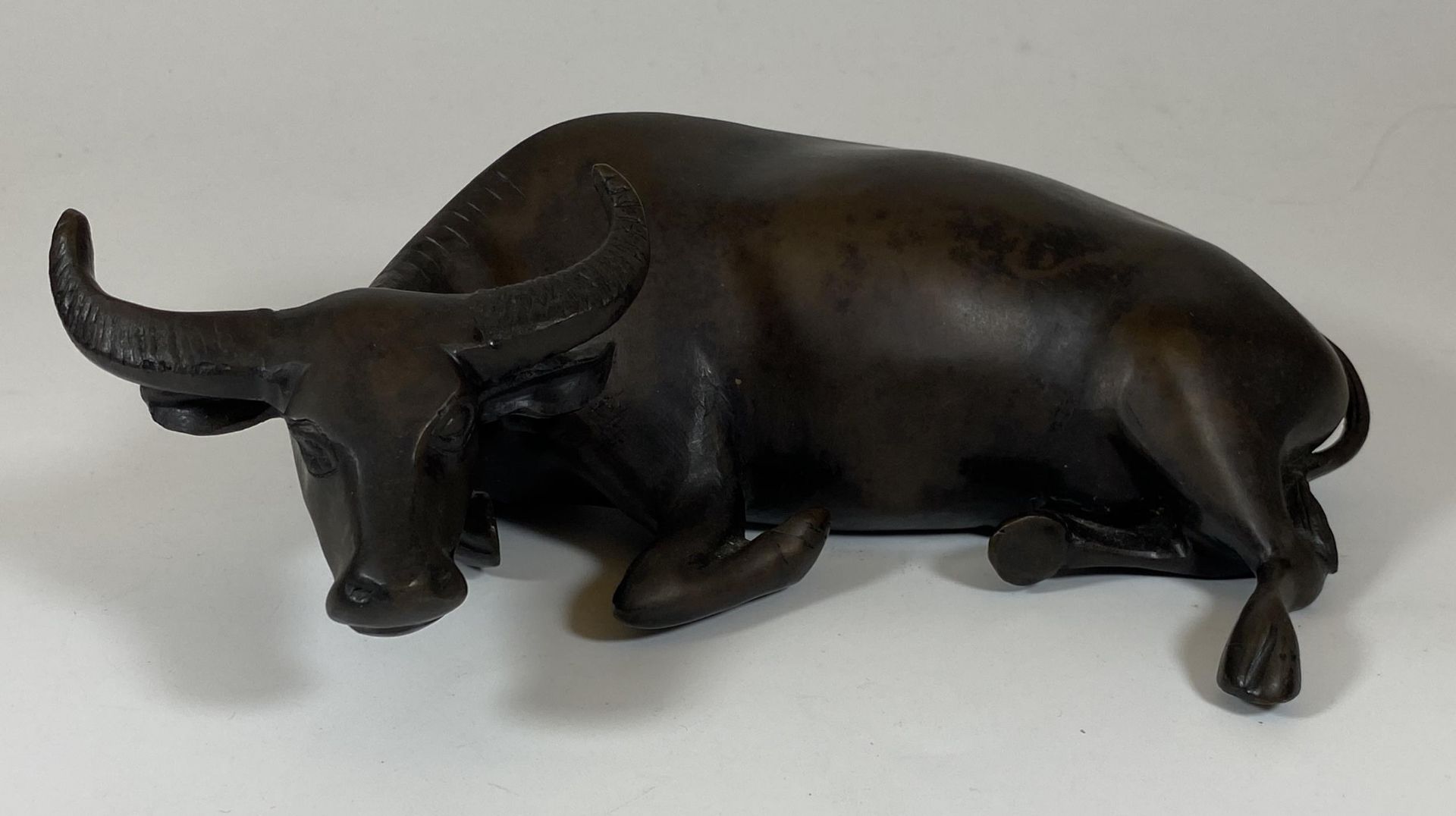 A HEAVY SOLID BRONZE CHINESE MODEL OF AN OX, APPROX LENGTH 23CM