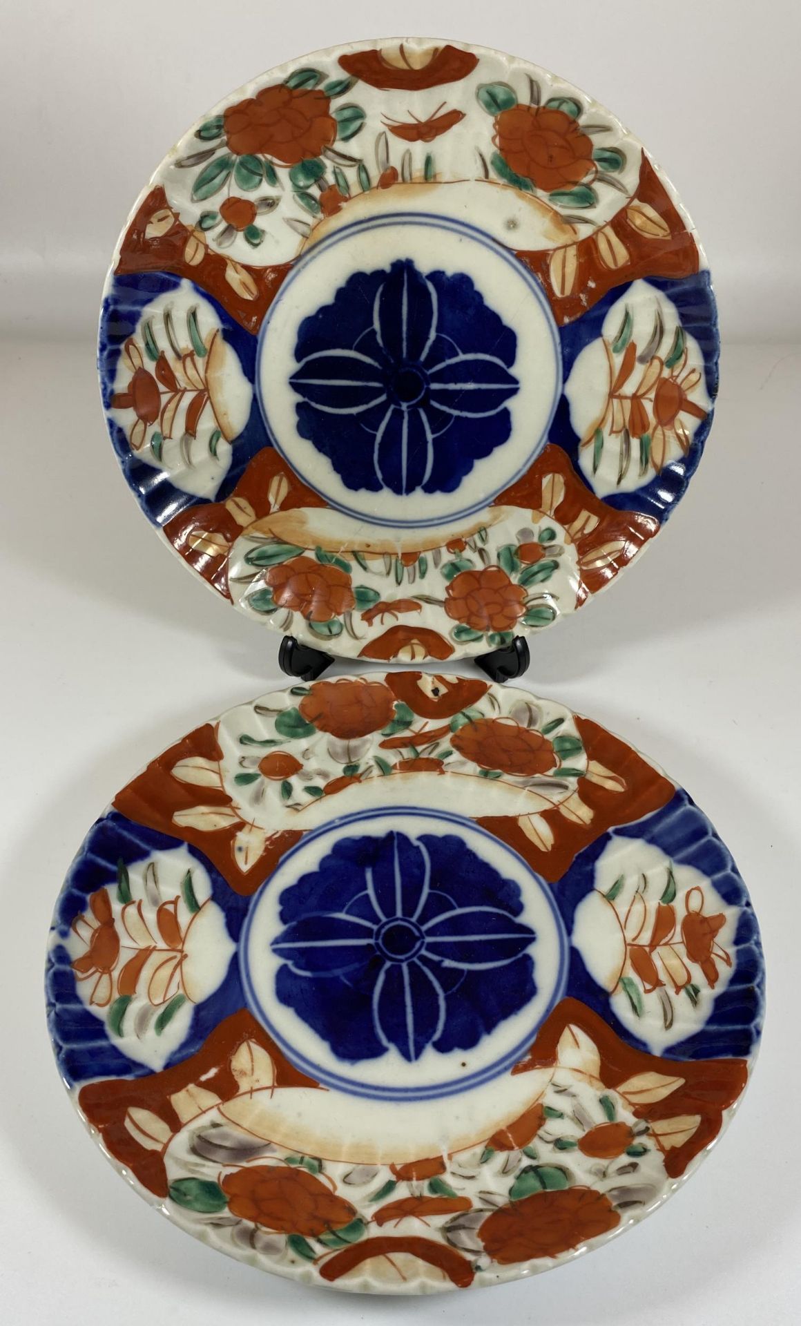 A PAIR OF JAPANESE MEIJI PERIOD (1868-1912) IMARI SCALLOPED RIM PLATES, DIAMETER 22CM