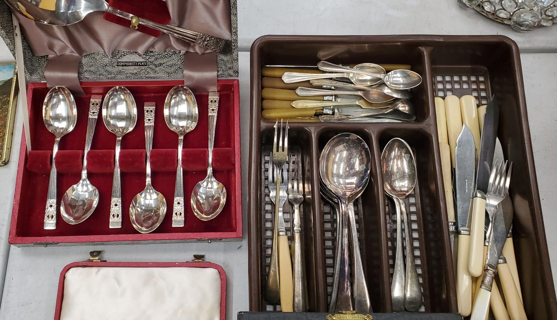 A QUANTITY OF VINTAGE FLATWARE, SOME IN BOXES, TO INCLUDE COFFEE BEAN SPOONS - Image 3 of 5