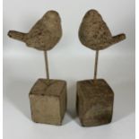 A PAIR OF DECORATIVE STONEWARE BIRD FIGURES ON PLINTHS, HEIGHT 25CM