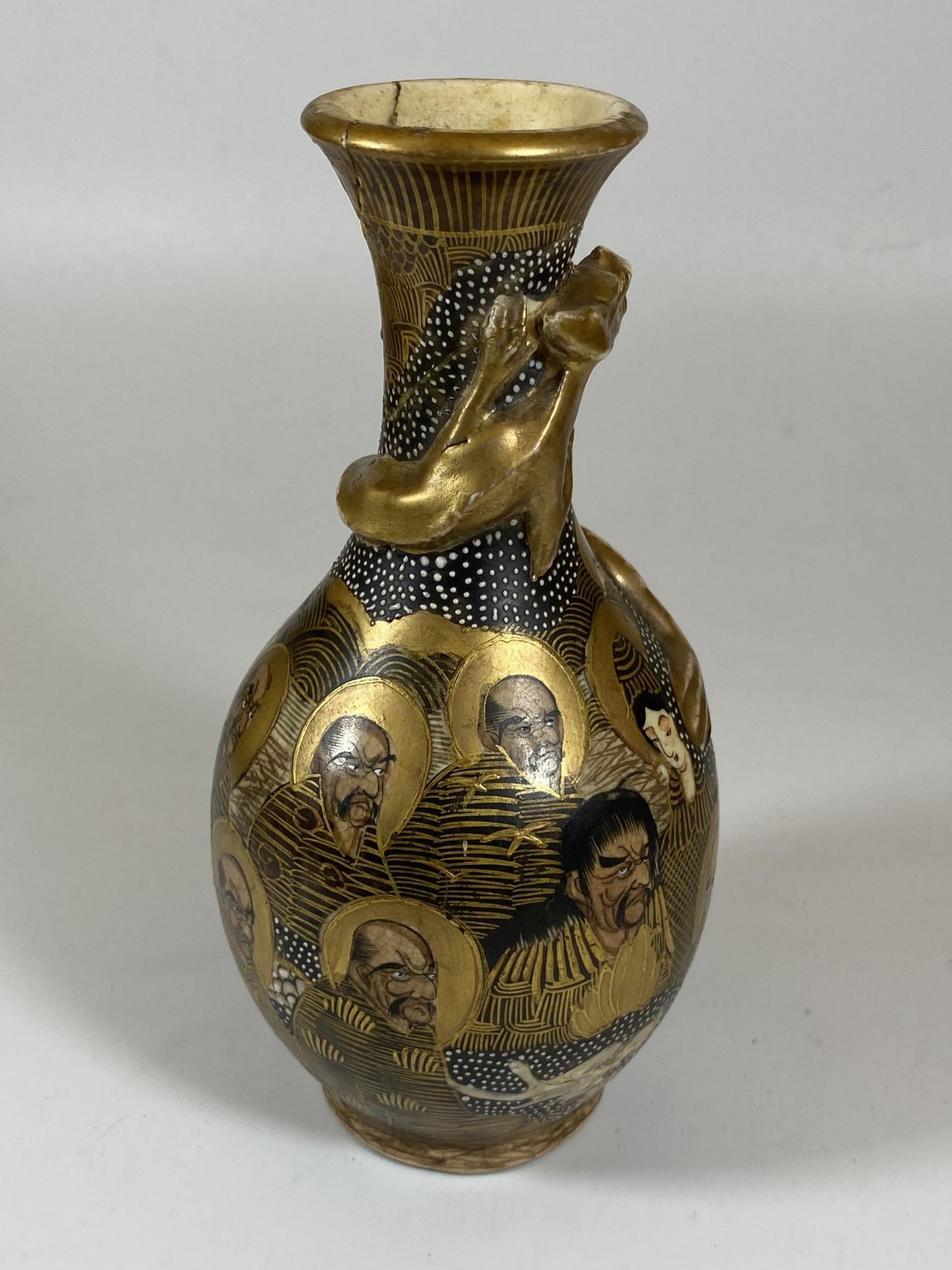 A JAPANESE MEIJI PERIOD (1868-1912) SATSUMA FIGURAL DESIGN VASE, HEIGHT 19CM - Image 4 of 6