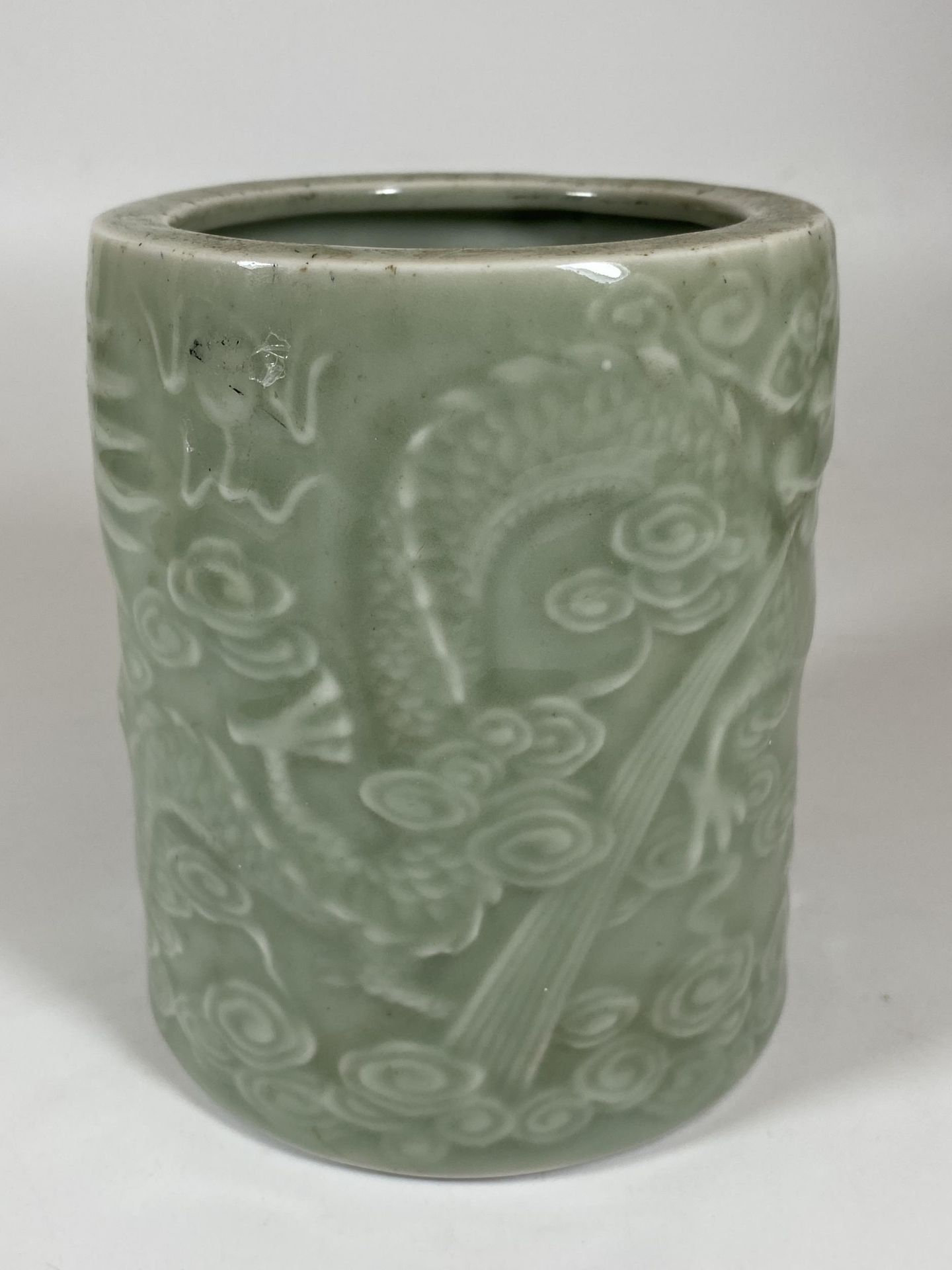 A CHINESE CELADON PORCLEAIN BRUSH POT WITH DRAGON DESIGN, HEIGHT 12.5CM - Image 2 of 6