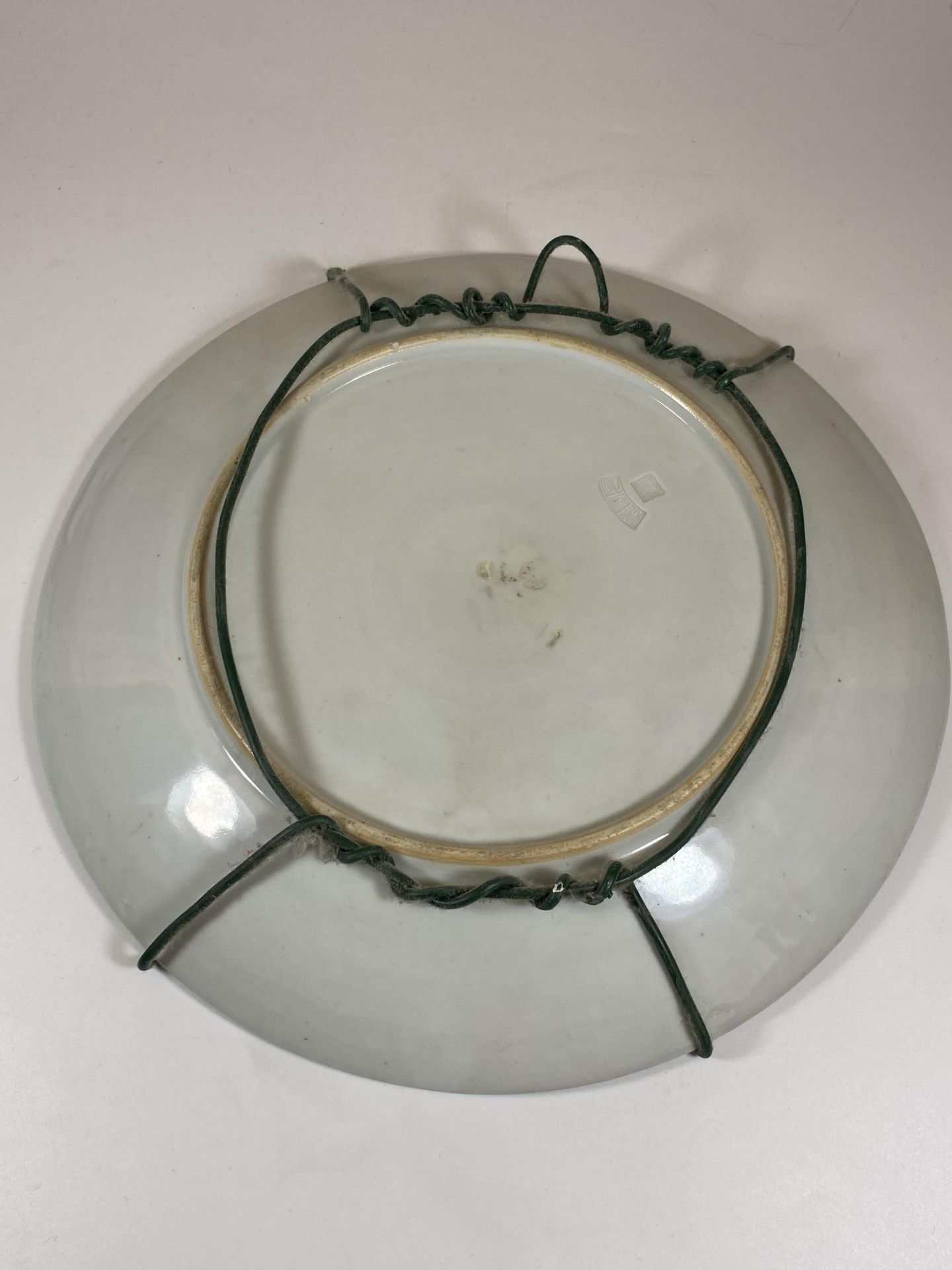 A LARGE 20TH CENTURY ORIENTAL YELLOW GROUND CHARGER WITH FIGURAL DESIGN, DIAMETER 31CM - Image 4 of 6