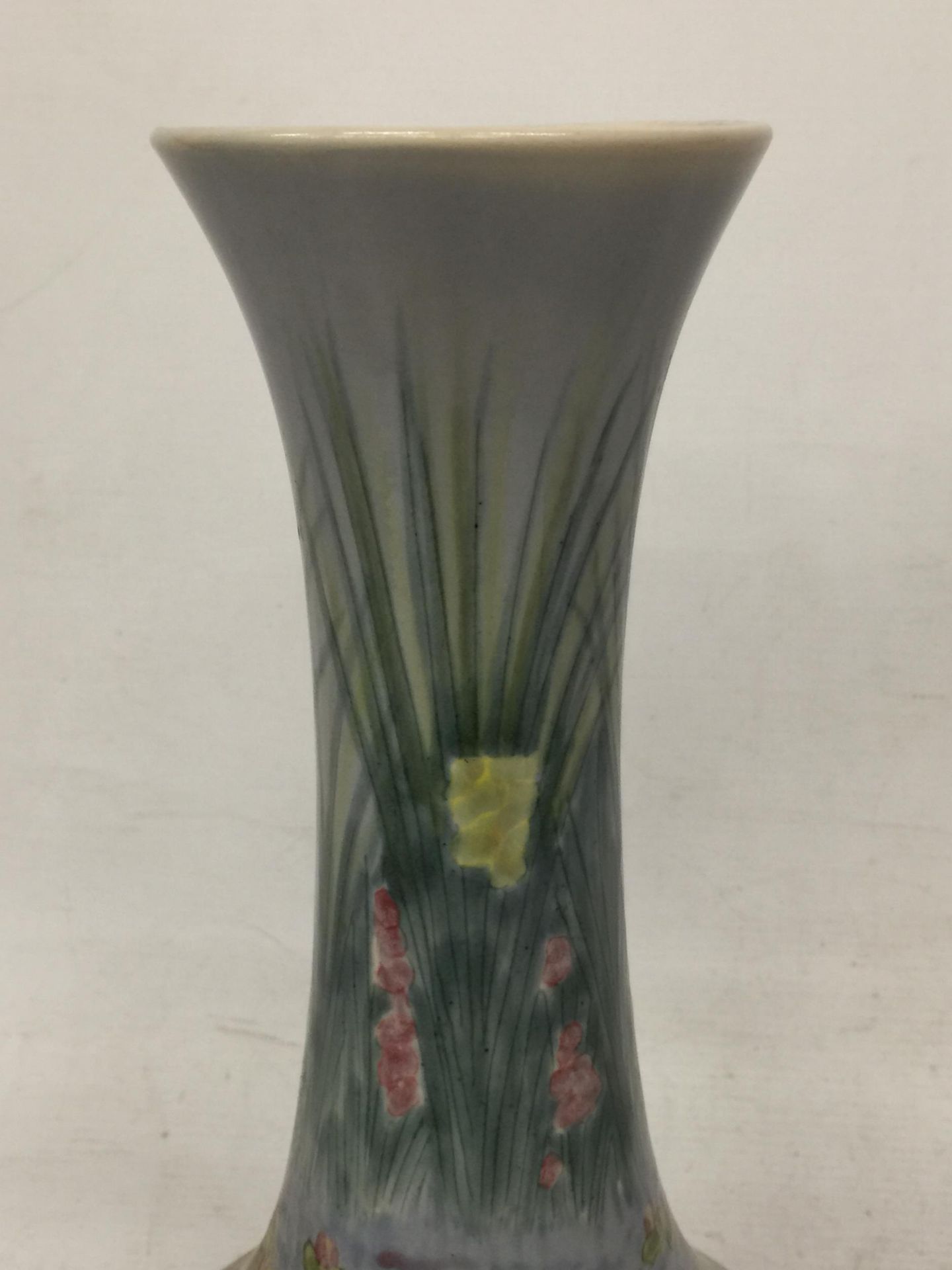 A COBRIDGE STONEWARE WATER LILY PATTERN VASE, DATED 1999 - Image 3 of 5