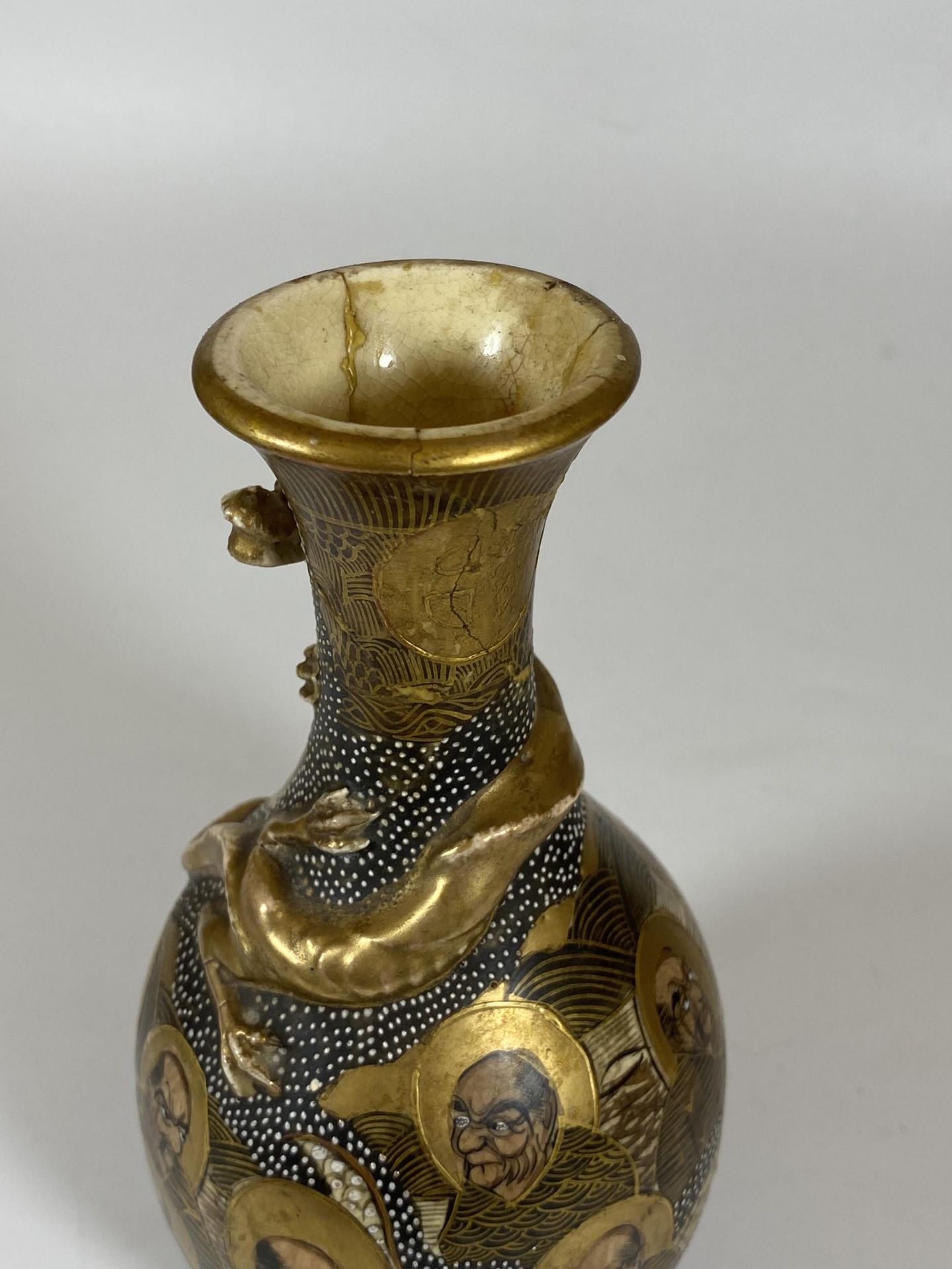 A JAPANESE MEIJI PERIOD (1868-1912) SATSUMA FIGURAL DESIGN VASE, HEIGHT 19CM - Image 3 of 6