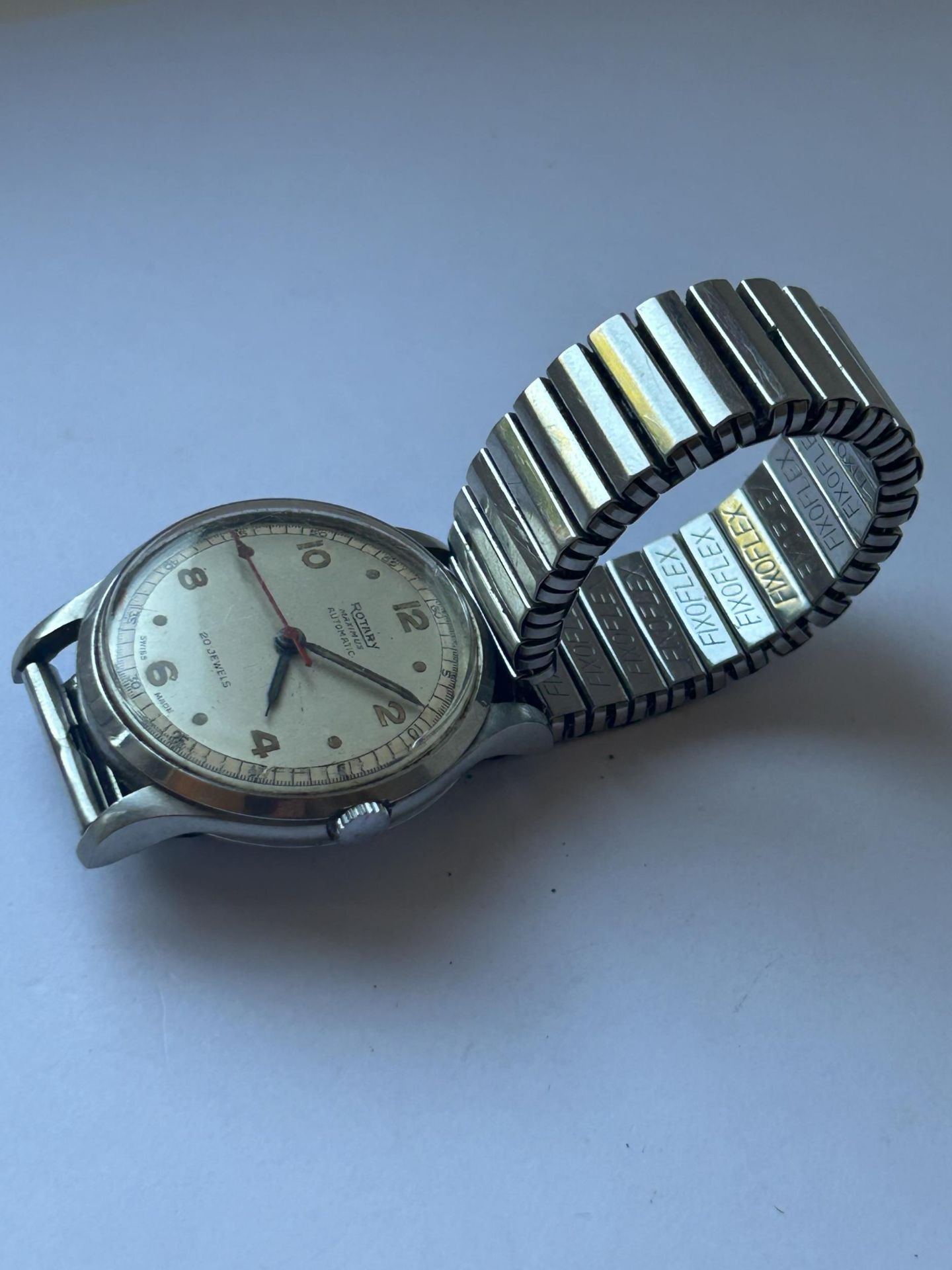 A VINTAGE GENTS ROTARY MAXIMUS AUTOMATIC WRIST WATCH ON AN EXPANDING BRACELET, WITH A 20 JEWEL - Image 3 of 5