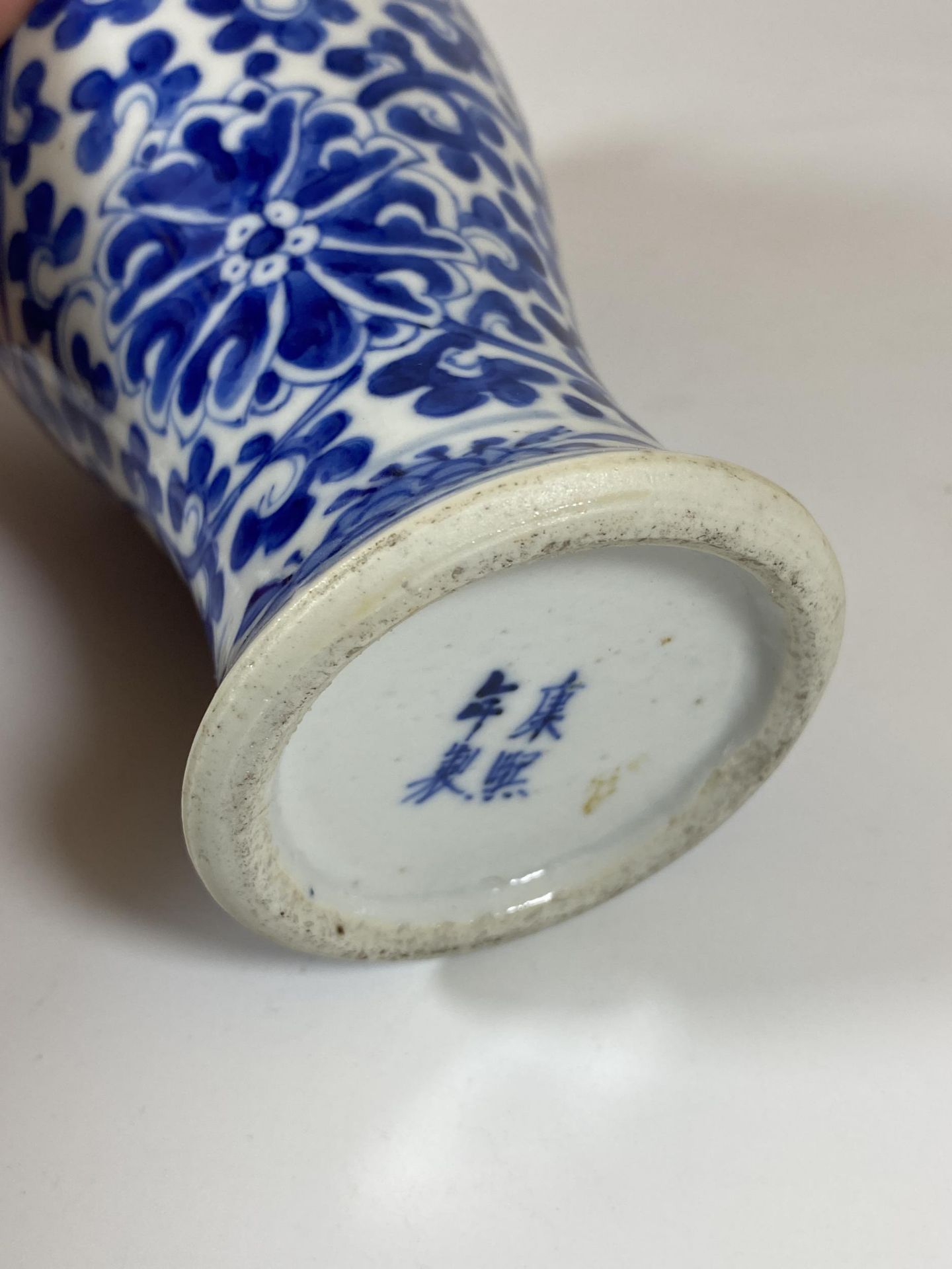 A LATE 19TH CENTURY CHINESE KANGXI STYLE BLUE AND WHITE VASE, FOUR CHARACTER MARK TO BASE, HEIGHT - Image 4 of 5