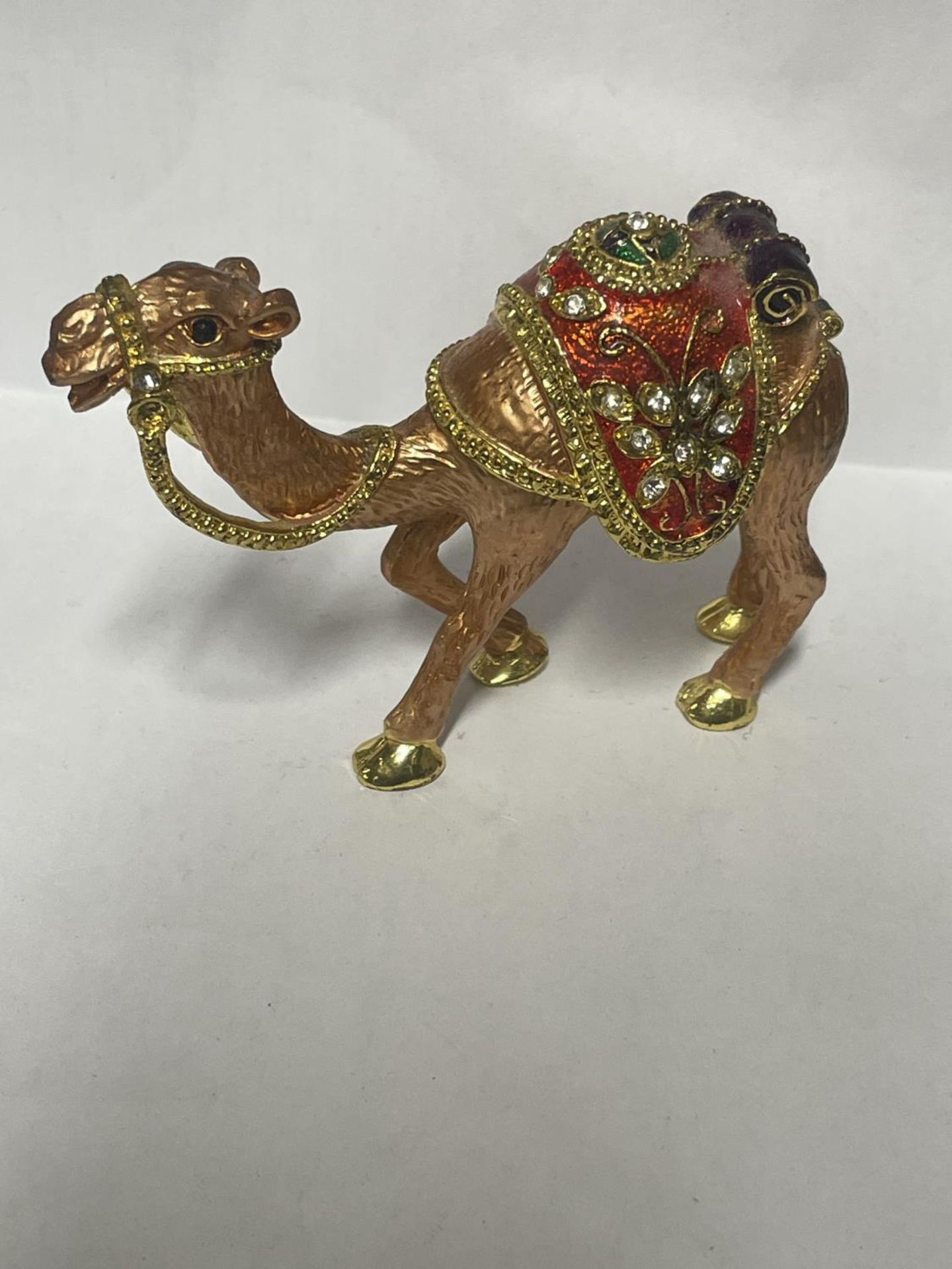 A HIDDEN TREASURES HAND PAINTED CAMEL DESIGN TRINKET BOX EMBELLISHED WITH CRYSTALS - Image 2 of 3