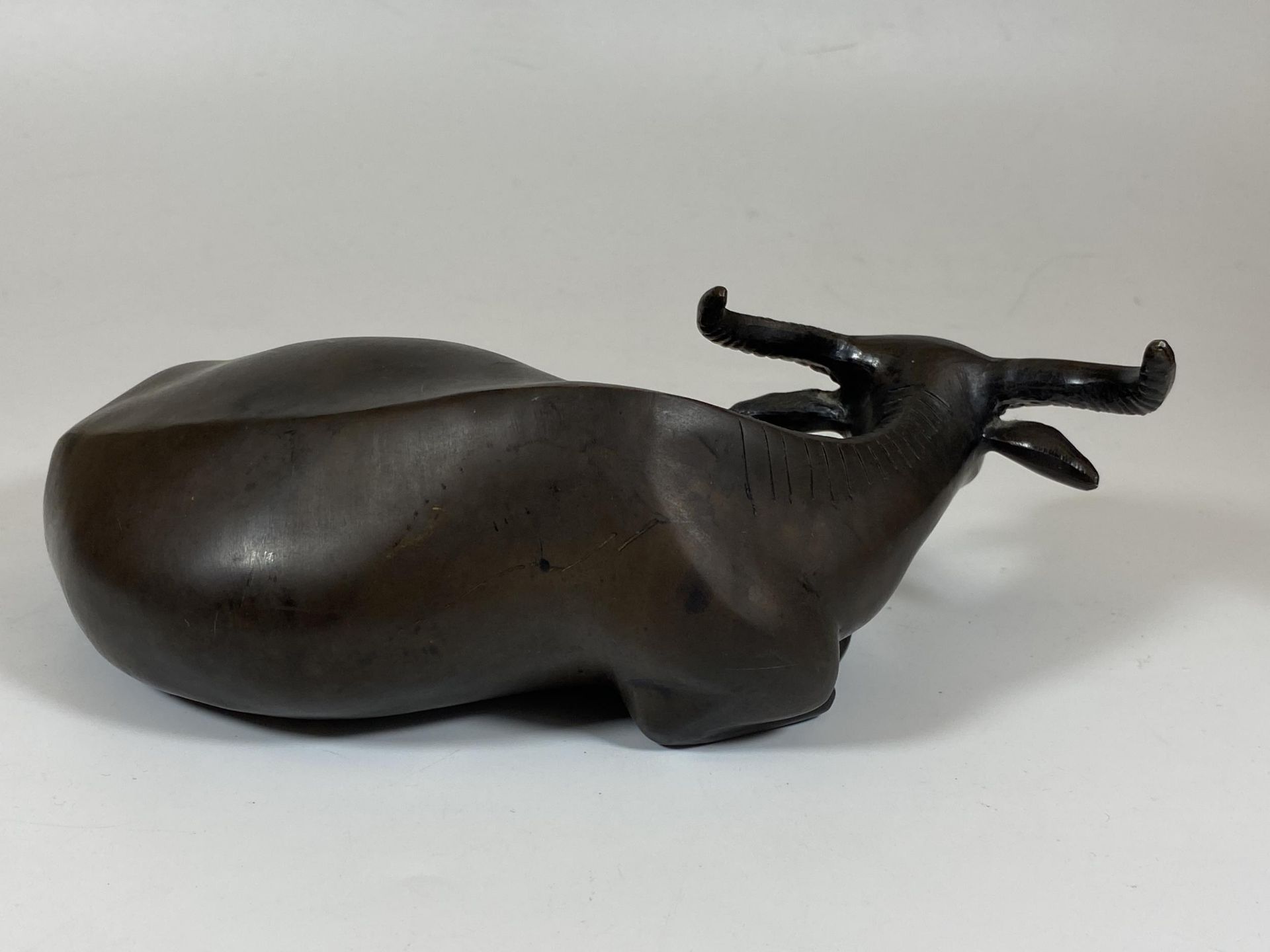 A HEAVY SOLID BRONZE CHINESE MODEL OF AN OX, APPROX LENGTH 23CM - Image 3 of 5