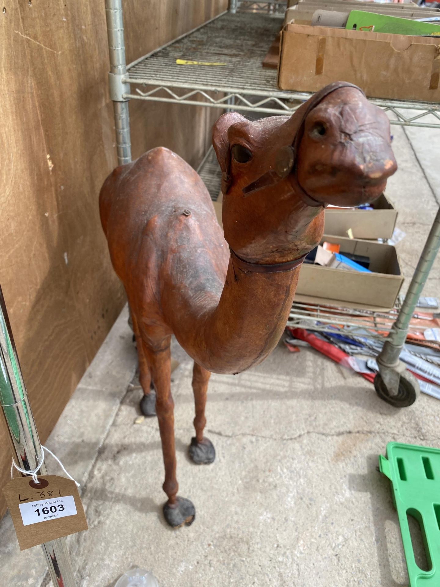 A LARGE VINTAGE LEATHER CAMEL FIGURE, HEIGHT 78CM - Image 4 of 5