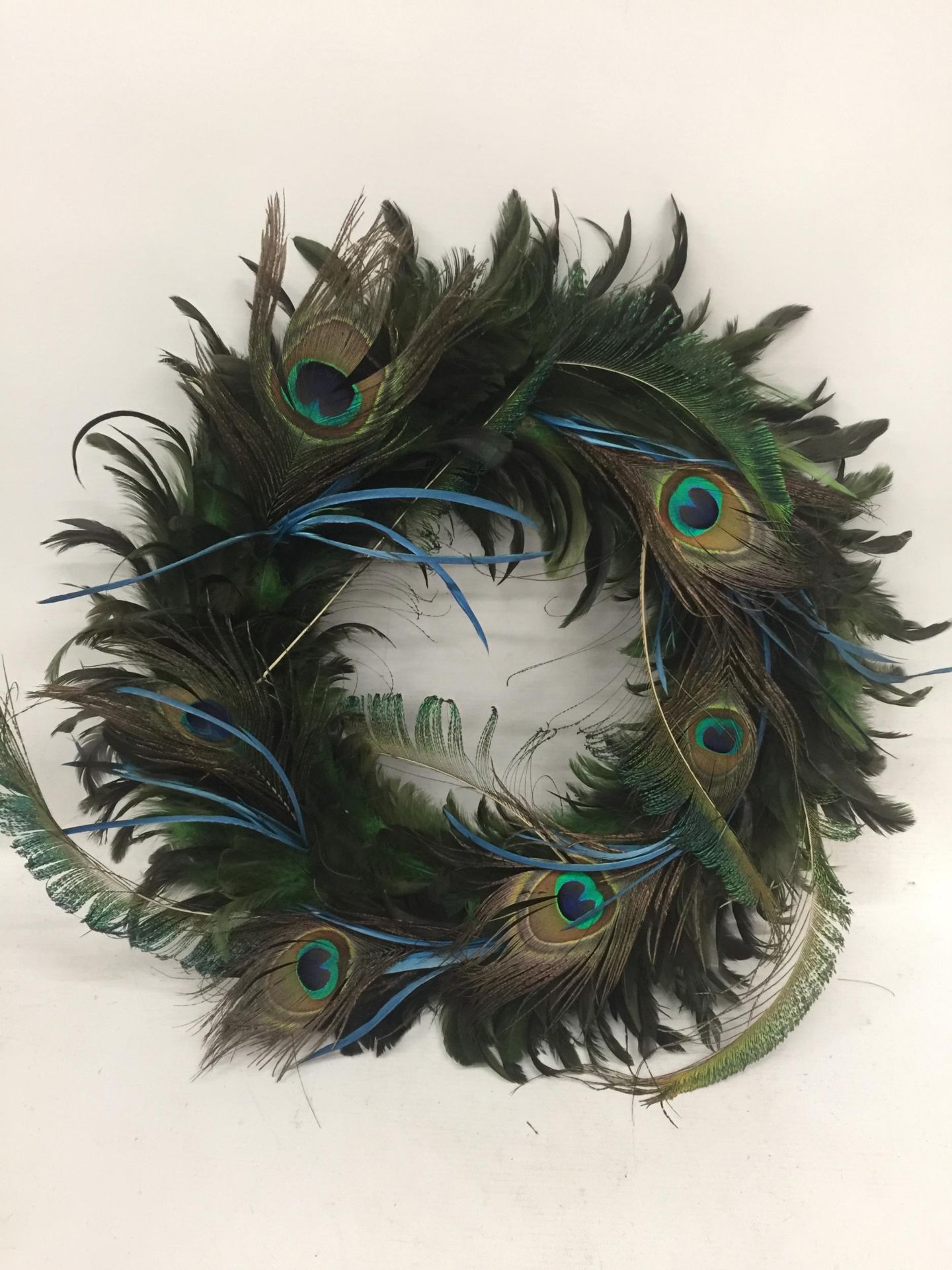 A COLLECTION OF PEACOCK RELATED ITEMS, FEATHERS MIRROR ETC - Bild 6 aus 7