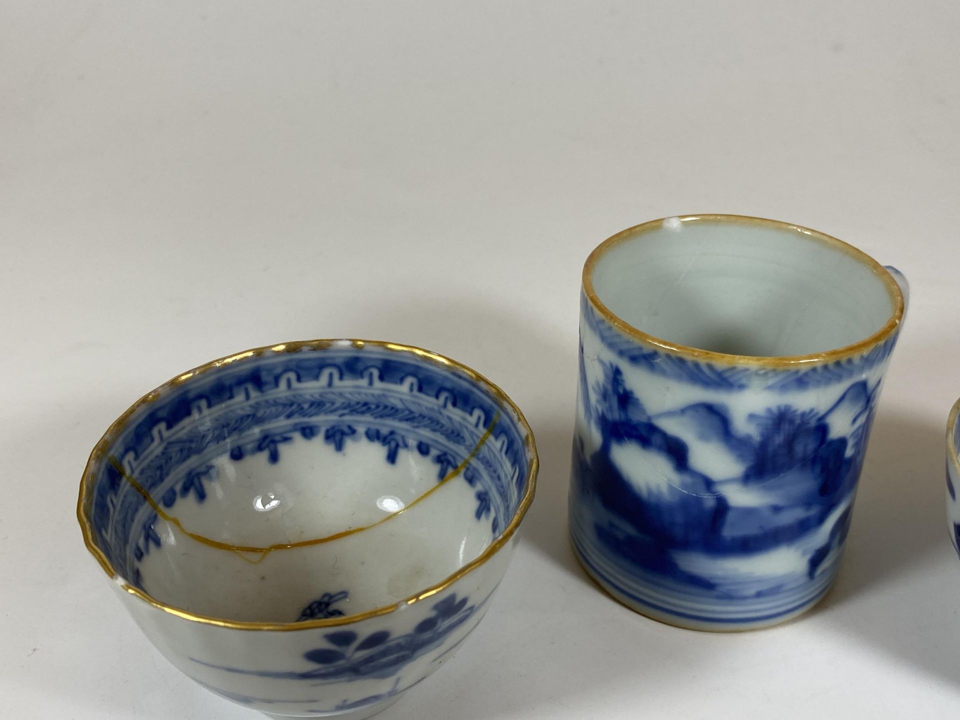 A GROUP OF THREE 19TH CENTURY CHINESE BLUE AND WHITE ITEMS, TWO TEA BOWLS AND SMALL MUG - Image 2 of 5