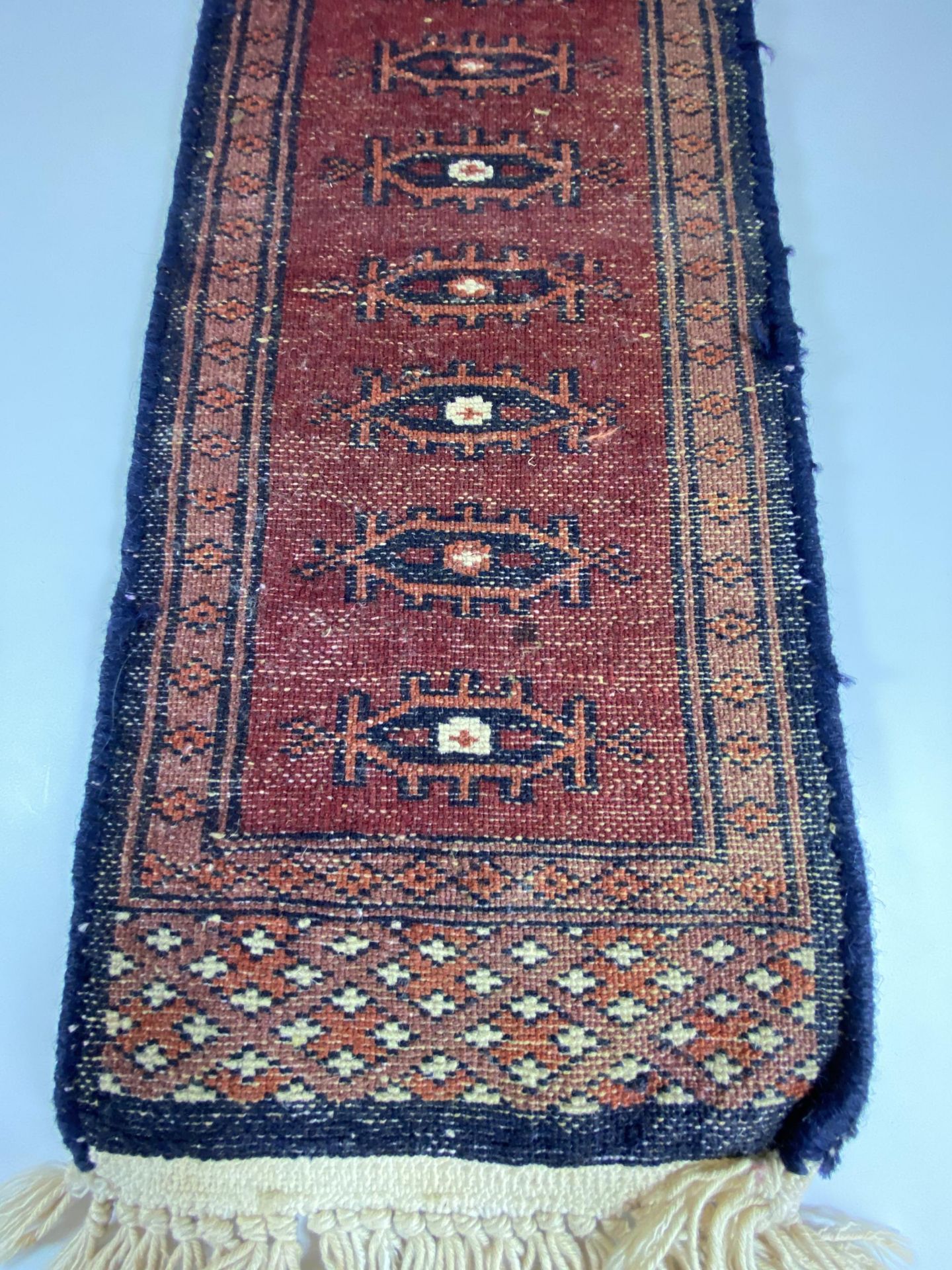 A VINTAGE MIDDLE EASTERN PERSIAN RED SAMPLE RUNNER, LENGTH 63CM - Image 6 of 7