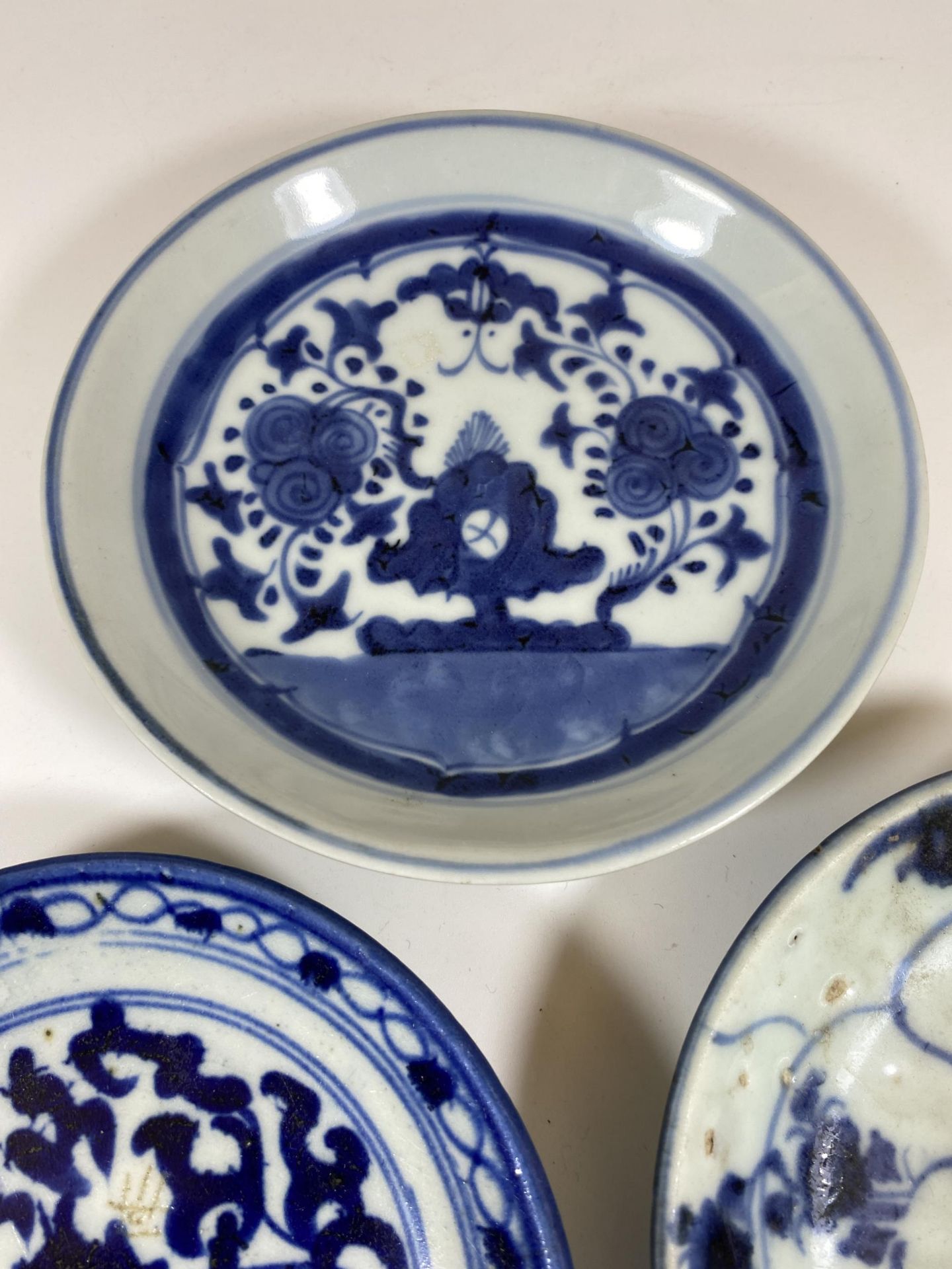 A GROUP OF THREE 19TH CENTURY AND LATER CHINESE BLUE AND WHITE DISHES, DIAMETER 15CM - Image 3 of 6