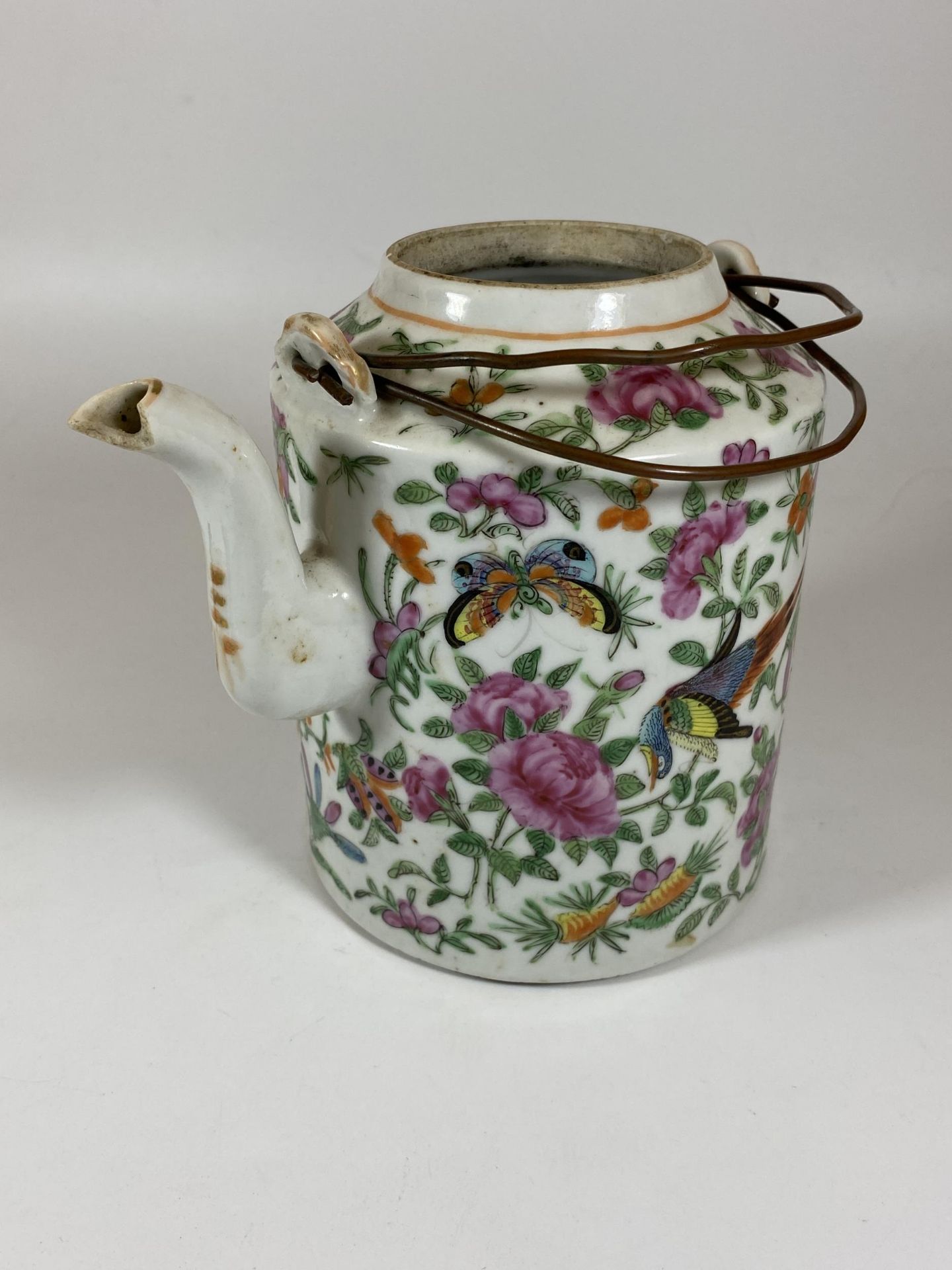 A 19TH CENTURY CHINESE CANTON FAMILLE ROSE BIRD AND FLORAL DESIGN TEAPOT, HEIGHT 16CM - Image 2 of 5