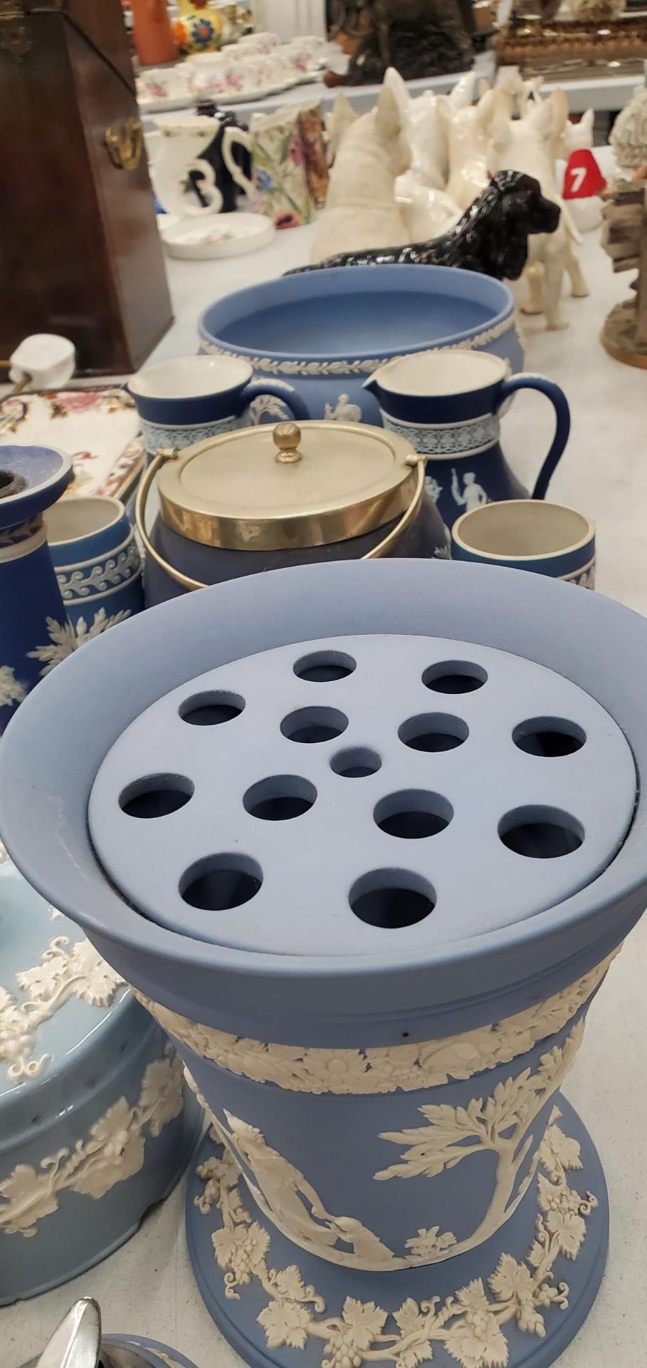 A LARGE QUANTITY OF WEDGWOOD AND WEDGWOOD STYLE JASPERWARE TO INCLUDE DARK BLUE, BLACK AND - Bild 3 aus 6