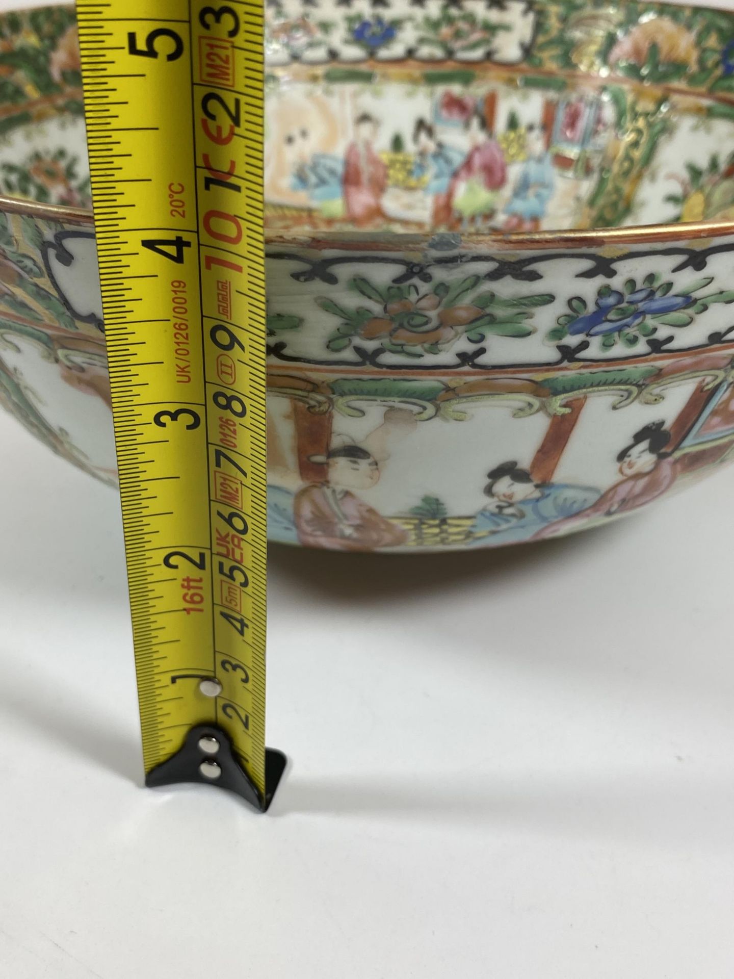 A 19TH CENTURY CHINESE CANTON FAMILLE ROSE MEDALLION FRUIT BOWL, DIAMETER 26CM, HEIGHT 10CM - Image 9 of 9