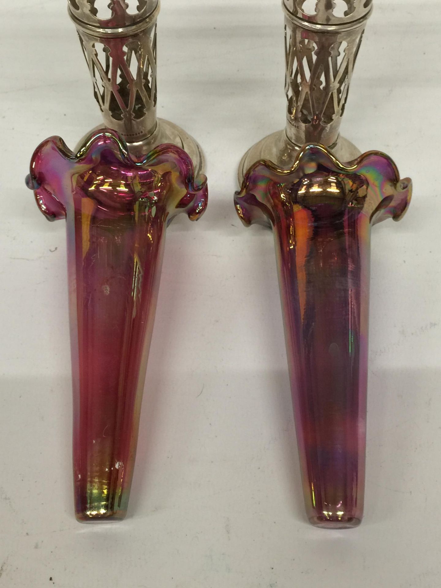 A PAIR OF CHESTER HALLMARKED SILVER BUD VASES WITH PINK LUSTRE EFFECT GLASS LINERS - Image 4 of 4