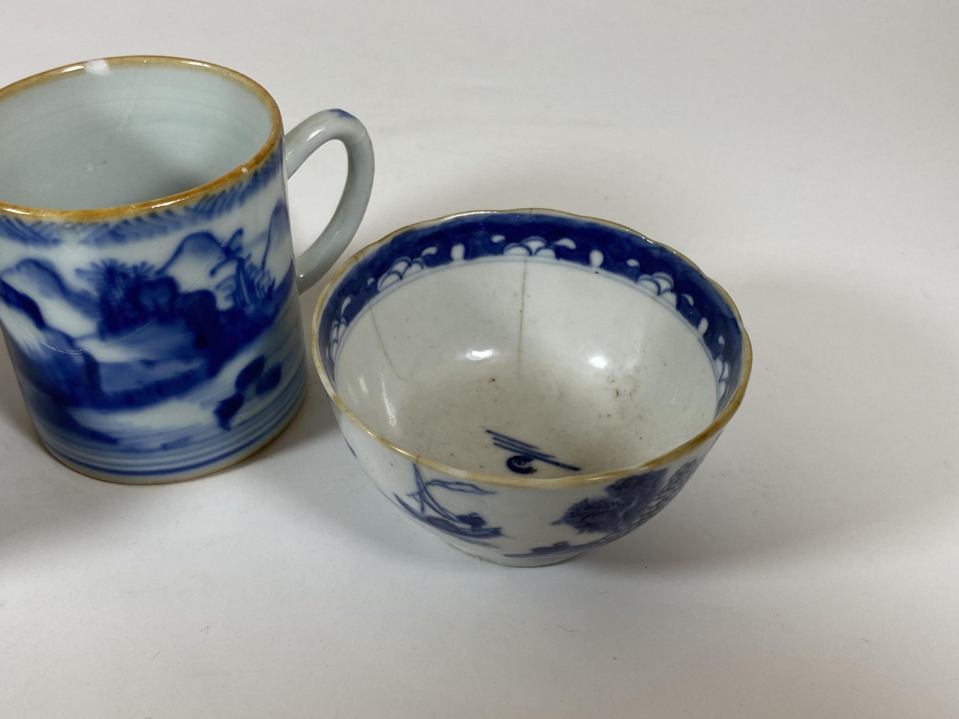 A GROUP OF THREE 19TH CENTURY CHINESE BLUE AND WHITE ITEMS, TWO TEA BOWLS AND SMALL MUG - Image 3 of 5