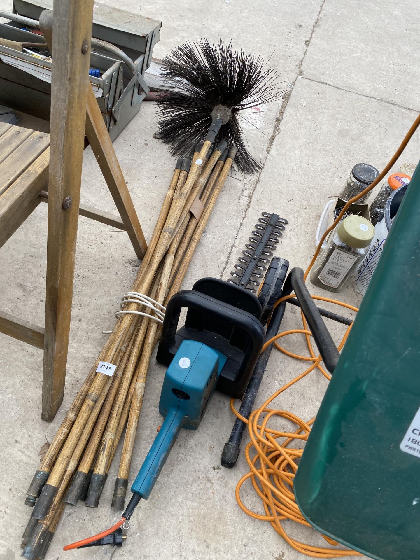 FOUR ITEMS TO INCLUDE DRAINAGE RODS, CHAMPION POWER WASHER, HEDGE CUTTER AND GARDEN SHREDDER - Bild 2 aus 4