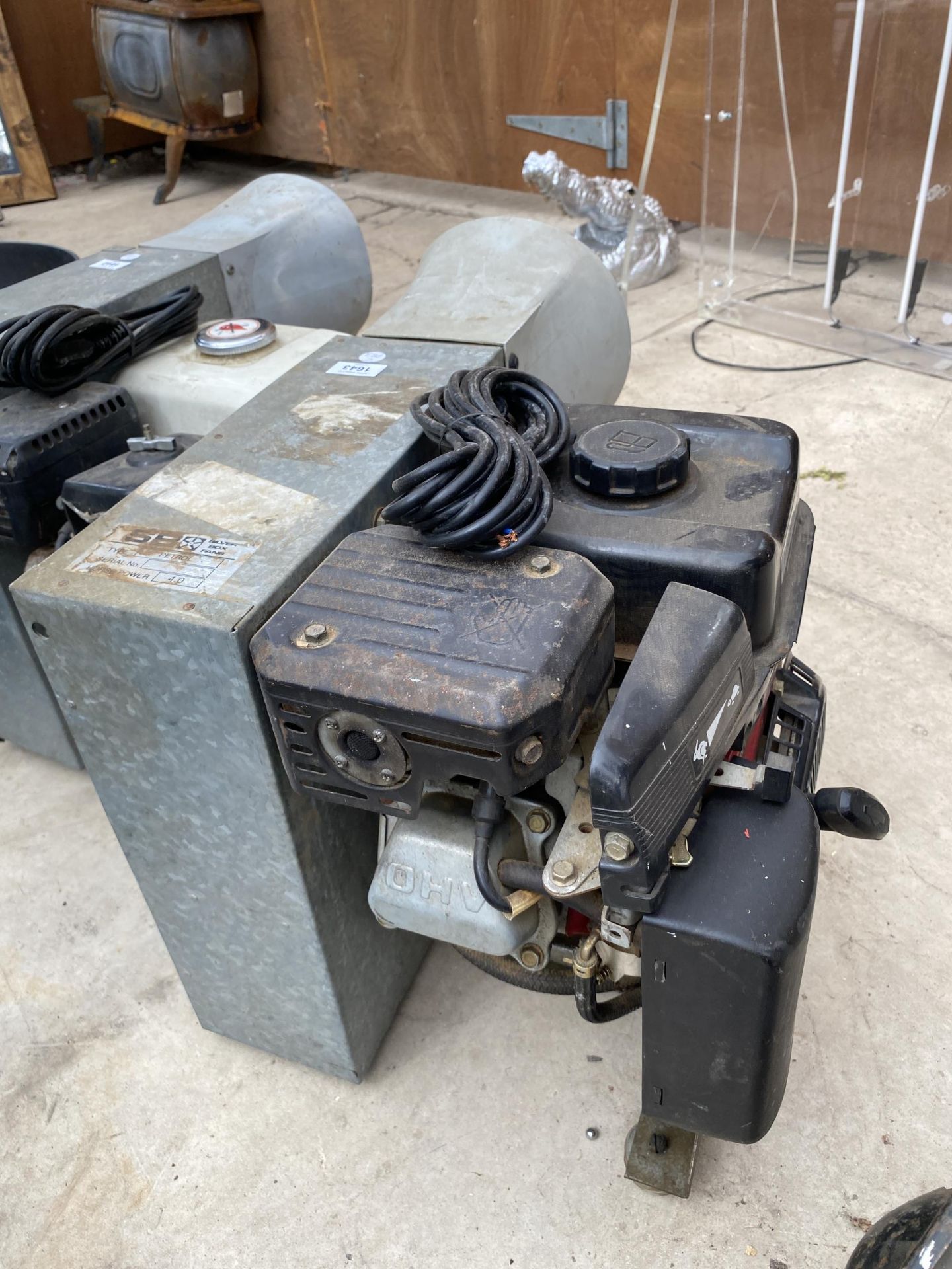 A COMPRESSOR / BLOWER WITH A VANGUARD 4HP BRIGGS AND STRATTON PETROL ENGINE - Bild 3 aus 4