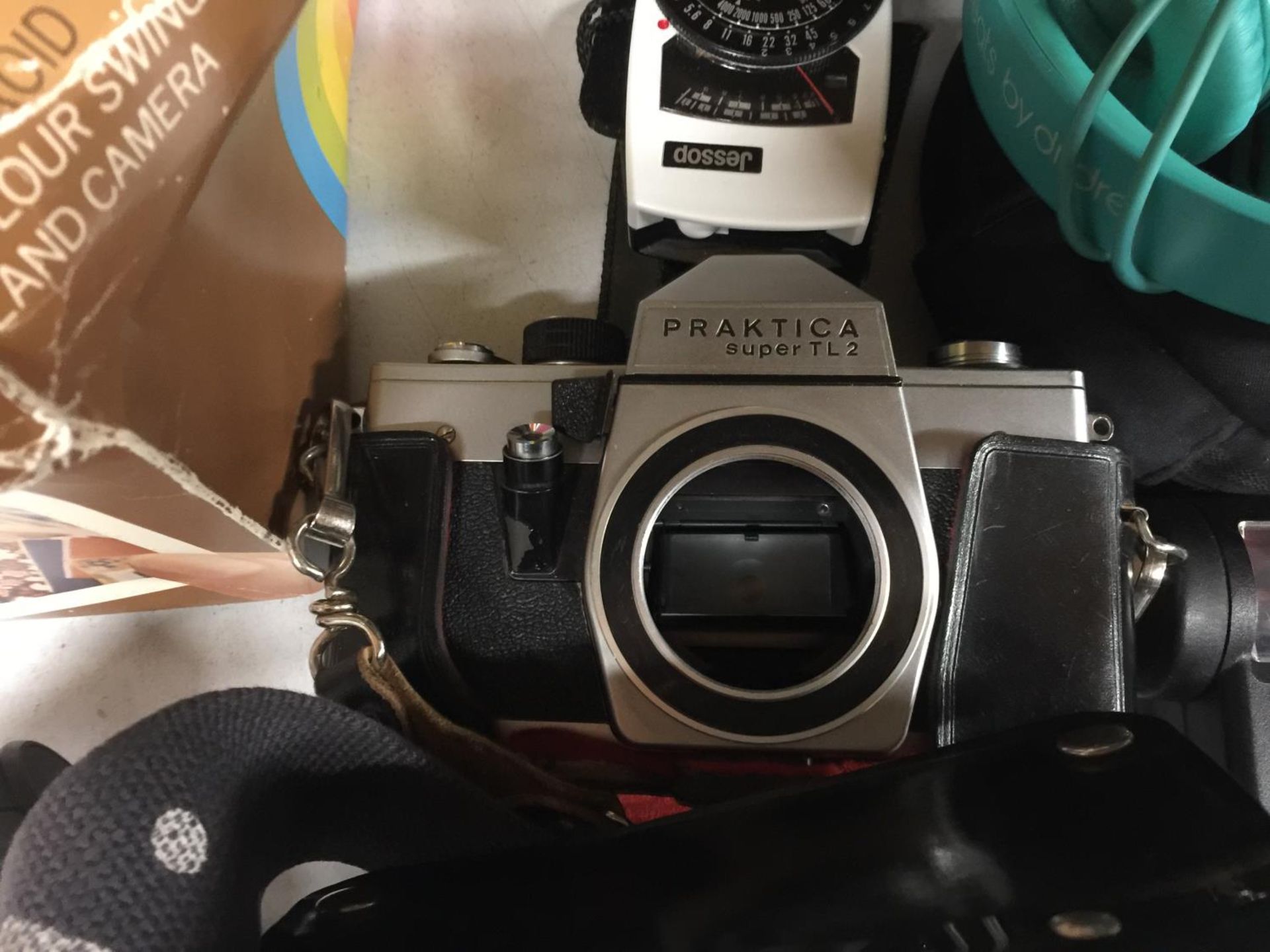 A COLLECTION OF VINTAGE CAMERAS AND ACCESSORIES TO INCLUDE PRAKTICA SUPER TL2, PENTAX ASAHI - Image 3 of 3