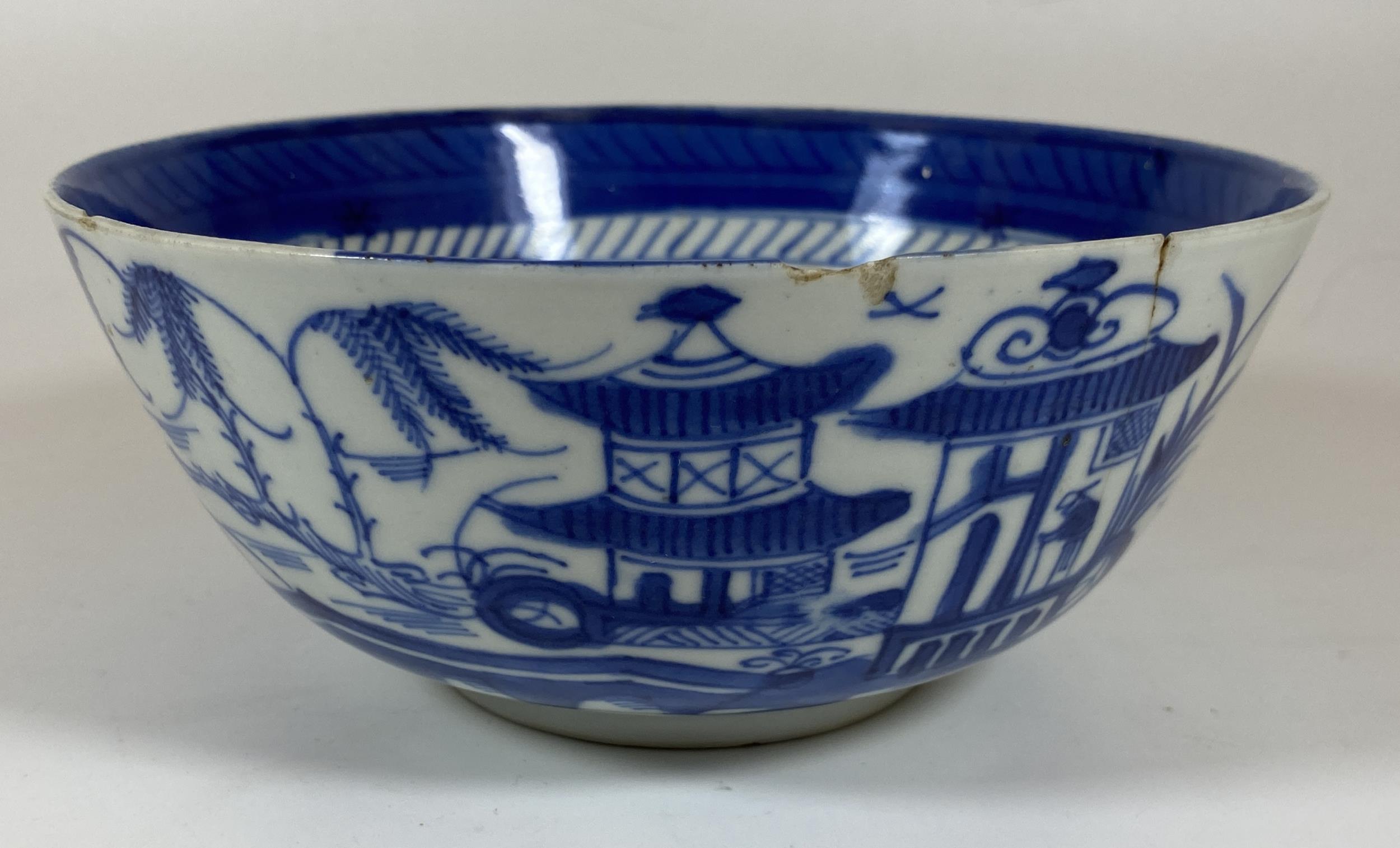A 19TH CENTURY CHINESE BLUE AND WHITE PORCELAIN BOWL WITH PAGODA DESIGN, DIAMETER 17CM