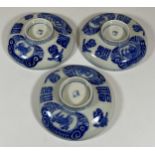 A SET OF THREE CHINESE BLUE AND WHITE PORCELAIN DISHES WITH ANIMAL AND CHARACTER DESIGNS, DIAMETER