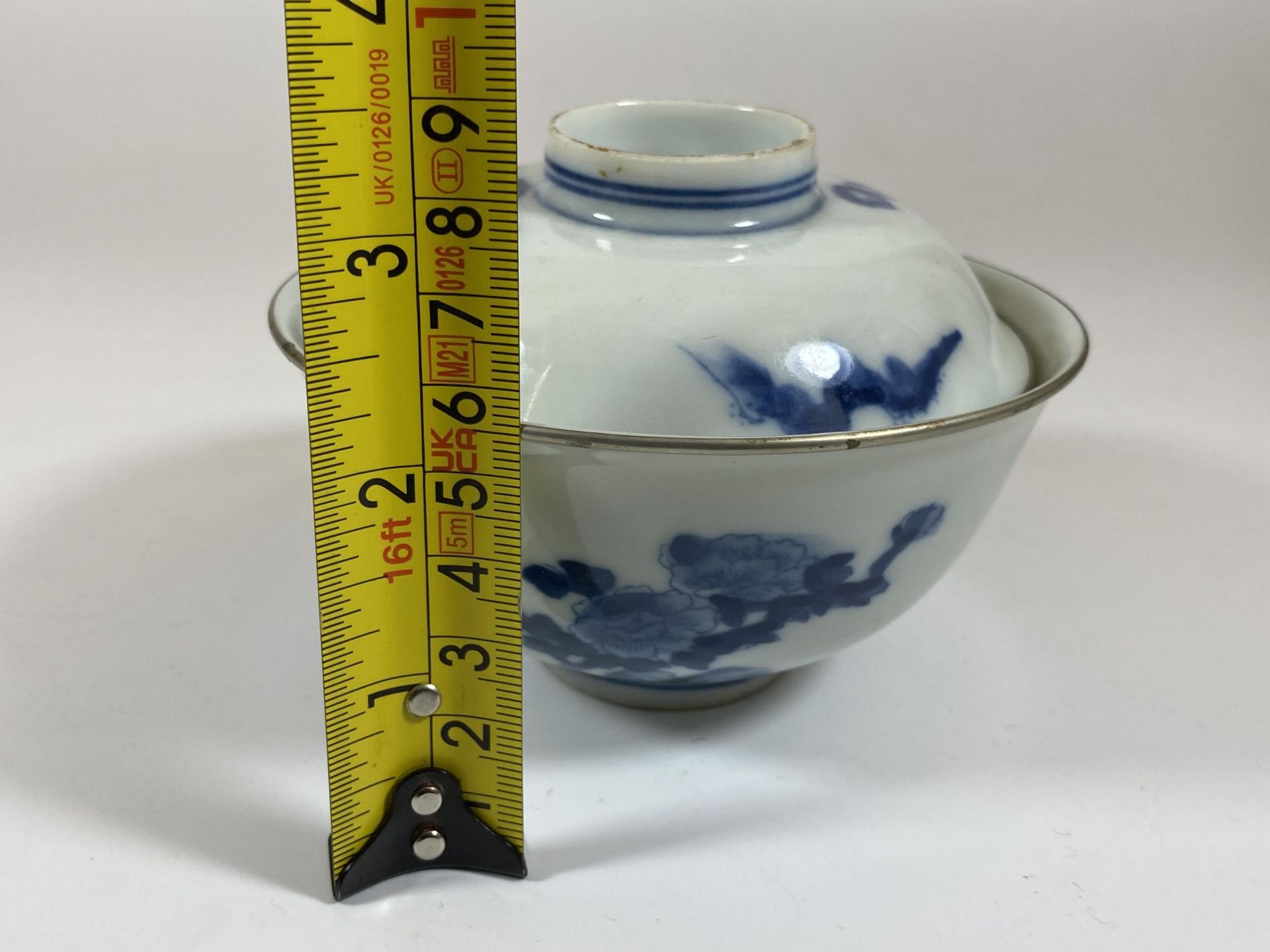 A CHINESE BLUE AND WHITE PORCELAIN TEA BOWL WITH SAUCER LID, HEIGHT 9CM - Bild 4 aus 4