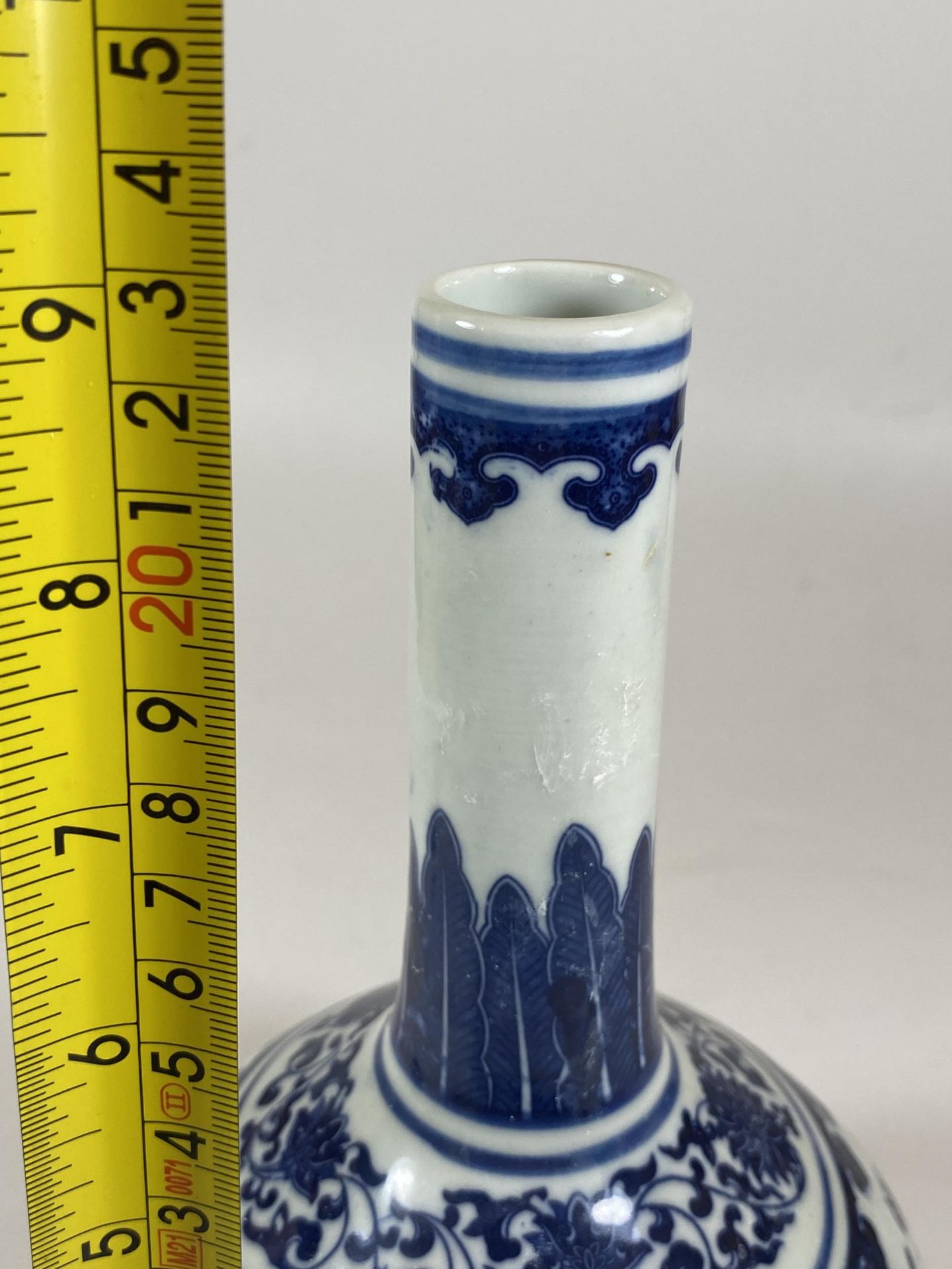 A QING STYLE CHINESE BLUE AND WHITE FLORAL BOTTLE VASE, QIANLONG MARK TO BASE, HEIGHT 23CM - Bild 5 aus 5